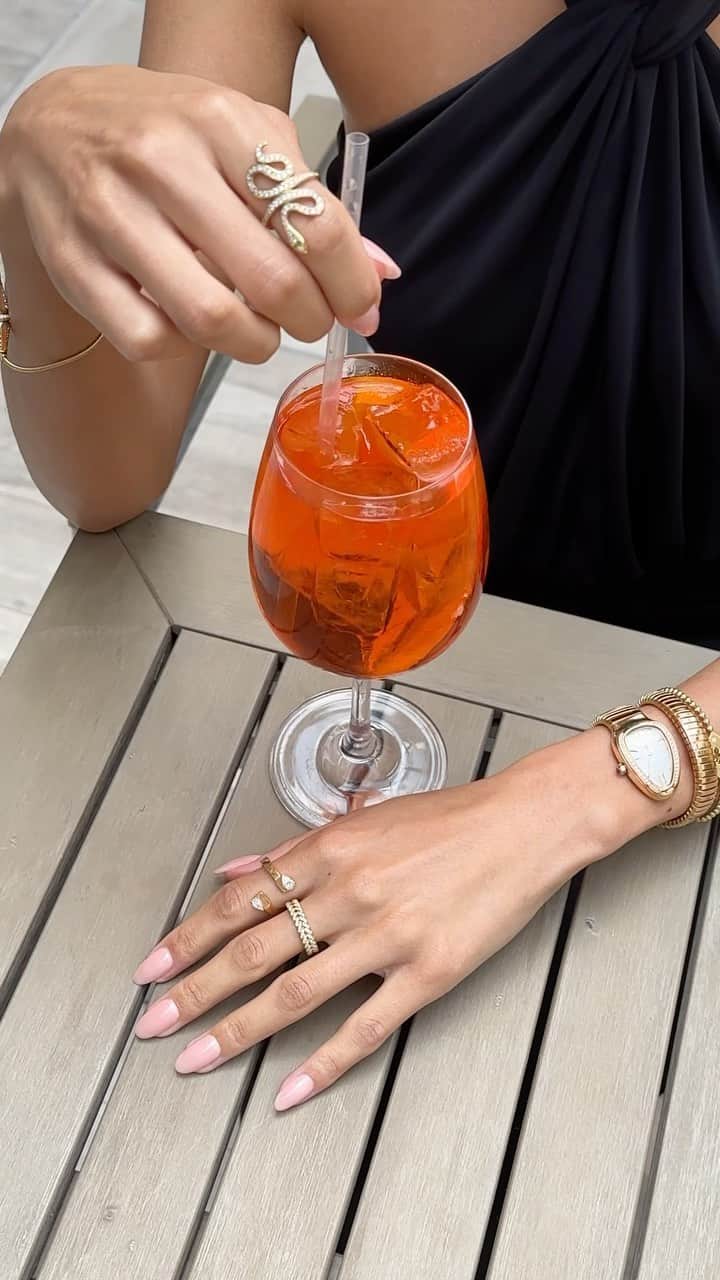 Saks Fifth Avenueのインスタグラム：「Gotta say we agree with @oliviaamcdowell—nothing like a little spritz and shine to liven up Monday.」