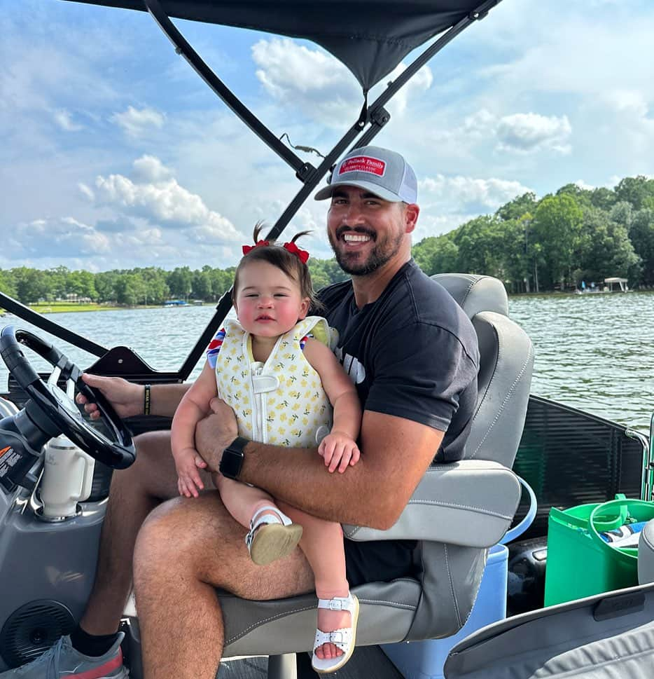 ジョッシュ・マレーのインスタグラム：「Beautiful day on the lake with my precious little niece ☺️ #taytum #lakeoconee」