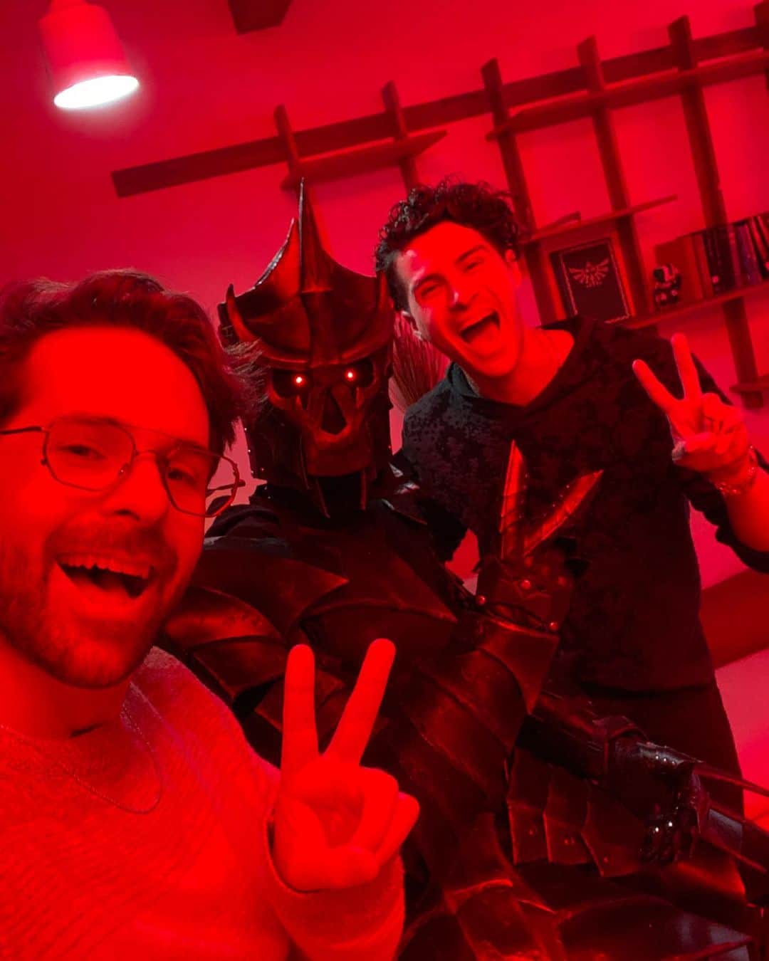 アンソニー・ペディラのインスタグラム：「✌️😄 swipe for a surprise Eef」