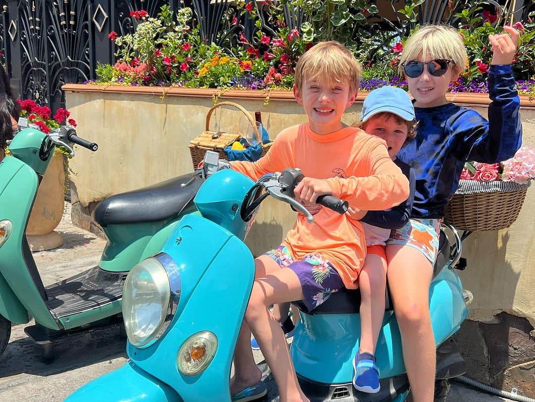 カイル・ニューマンのインスタグラム：「SUMMER FUN! The boys and I were solo for the past 10 days and we went on quite few amazing adventures! Some highlights: Universal Studios, The Science Center, an Angel FC fan event, an IMAX movie, laser tag, a train ride, three farmers markets, a waterslide park, Indiana Jones and the Dial of Destiny, a pizza night out with daddy, a Disney exhibit, plus a ton more. On the go, off devices, max fun! They are my best friends and I love how close they are with each other. #family #familytime #boys」