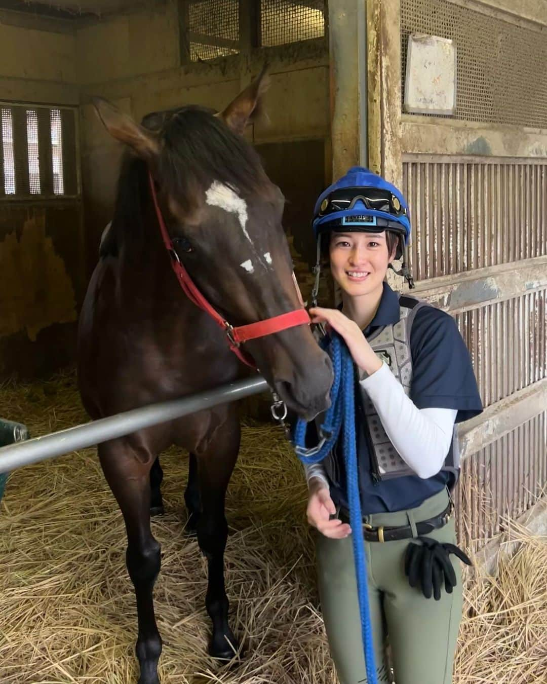 藤田菜七子のインスタグラム：「アイファースキャン💐  本当に頑張り屋さんな子です🐴 デビュー戦からずっと乗せて頂いていて、惜しい競馬が続いていましたが、今回勝つことが出来てホッとしました。 2枚目では袖をずっと食べられています😂  ありがとうございました！  #藤田菜七子 #nanakofujita #アイファースキャン」