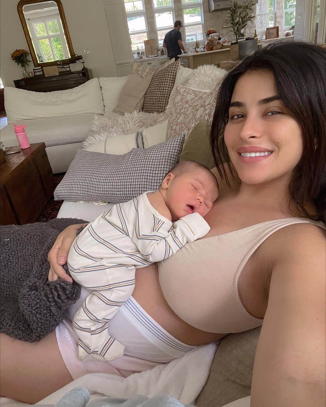 Sazan Hendrixさんのインスタグラム写真 - (Sazan HendrixInstagram)「1 week postpartum ♥️ Keeping it real with myself and calling this my “fourth trimester.” The only thing on my agenda…  〰️ rest 〰️ eat  〰️ feed  〰️ kiss & cuddle him to the fullest  & I hope for any pp moms reading this — you too will  give yourself the permission to do so too!! 😌 #soakitup #3rdbaby #momlife #postpartumjourney」7月4日 7時59分 - sazan