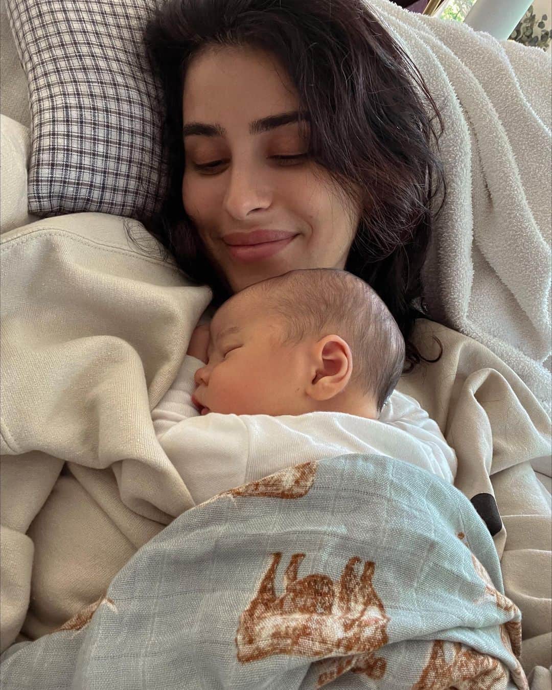 Sazan Hendrixさんのインスタグラム写真 - (Sazan HendrixInstagram)「1 week postpartum ♥️ Keeping it real with myself and calling this my “fourth trimester.” The only thing on my agenda…  〰️ rest 〰️ eat  〰️ feed  〰️ kiss & cuddle him to the fullest  & I hope for any pp moms reading this — you too will  give yourself the permission to do so too!! 😌 #soakitup #3rdbaby #momlife #postpartumjourney」7月4日 7時59分 - sazan