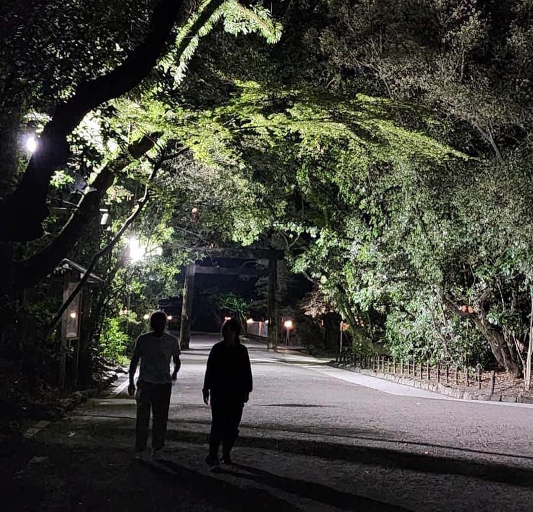 矢野きよ実さんのインスタグラム写真 - (矢野きよ実Instagram)「熱田区の満月21:05  ♪きれいな月だよ　出ておいでよ 今夜も二人で歩かないか……♪  夜の散歩は熱田神宮へ 大好きな家族と友と一緒に  2013年7月3日に手術をしてから10年。 今夜もお月様に母と息子と一緒に手を合わせます。 ありがとうーー  Photoマブーチ&kazuki  #yanokiyomi  #矢野きよ実」7月4日 8時05分 - yanokiyomi