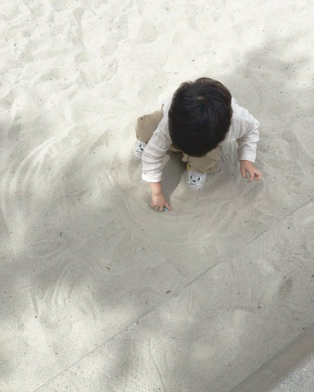 松本ゆいのインスタグラム：「帰りたくないと泣く👦🏻 #まつゆいと子供たち#公園#砂場#la」