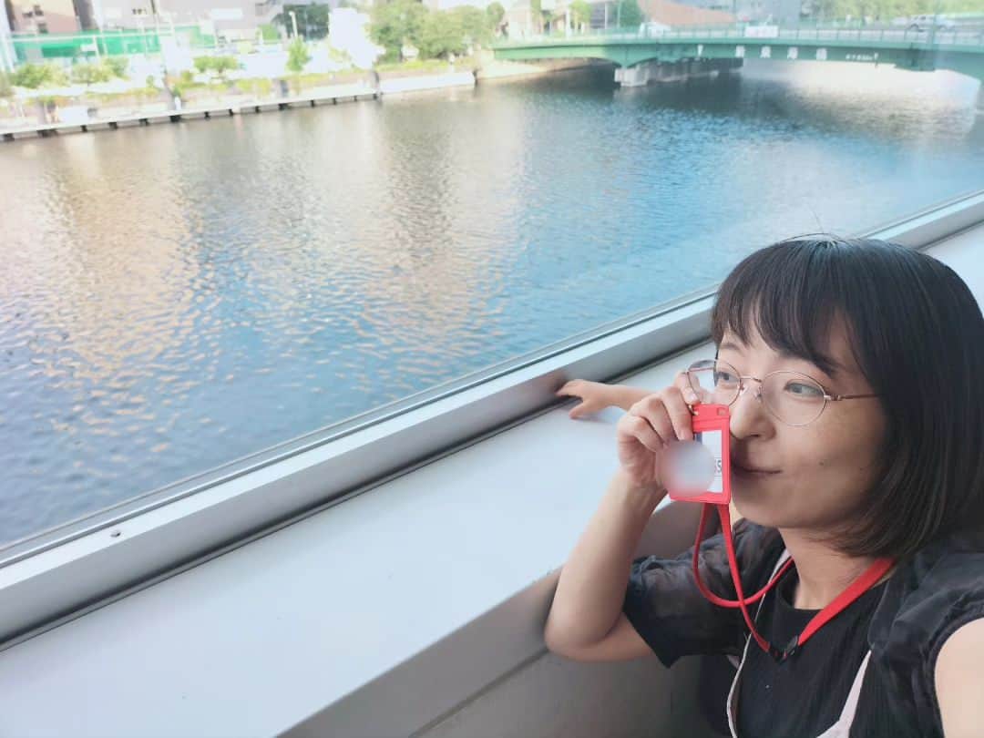しじみのインスタグラム：「衣装合わせ行ってきたよ！ なんて見晴らしのいい控え室🌊 VIPになった気分ですね👑  スタッフさんや監督さんに「タッチ👋」を要求して回って手も繋いでもらってご満悦な息子👶そのコミュ力少しわけてほしい…。」