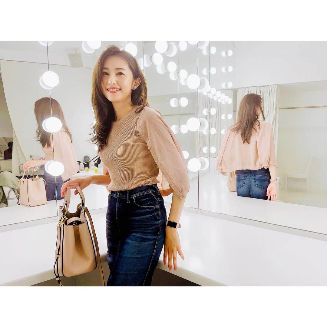 有村実樹のインスタグラム：「久しぶりに私服を。 ⁡ ⁡ トップスは #anayi  ラメが織り込まれたノースリーブトップスとカーディガン。 リブだけど太って見えなくて好き。 ANAYIのWEBで掲載中「肌とエレガンスのステキな関係」の取材で、おすすめアイテムとして選んだものです。 ⁡ ⁡ WEBのリンクはストーリーに貼っておきますね。 ⁡ ⁡ ⁡ ⁡ #スキンケア #美容 #美容好きな人と繋がりたい #メイク #コスメ #コスメ好きさんと繋がりたい #美容研究家 #植物療法士 #有村実樹 #私服 #ファッション」
