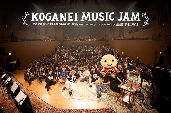 GAKU-MCのインスタグラム：「YoYo the "Pianoman" からお誘いを受けまして歌ってきました。  KOGANEI MUSIC JAM 2023。　  こだわりの強い男のこだわりの演奏。慣れ親しんだ自分の歌もジャズいアレンジに生まれ変わり、いと楽し。  SOFFet のGooFやキヨサクもいて、幸せな時間でしたね。  飛び入りゲストのロバート秋山さん、、、おもろかった😀　  そしてそれが小金井っていうのがよかったね（地元が割と近いです）。またね！  #soffet #yoyothepianoman #キヨサク #mongol800 #gakumc #foxcaptureplan #koganeimusicjam #kmj2023 #小金井市 #高須クリニック　#ロバート秋山」