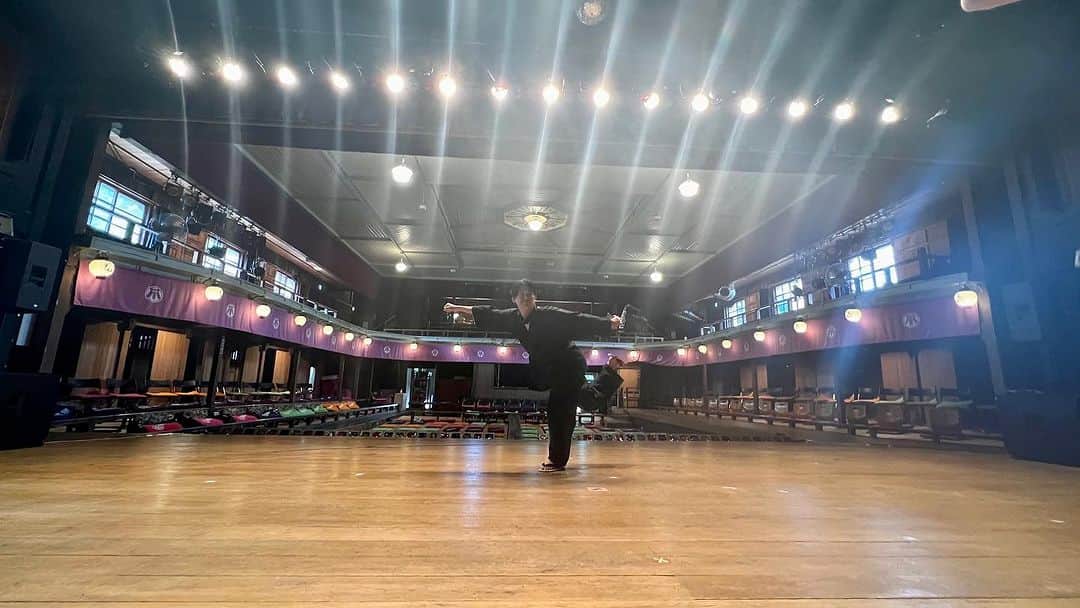 賀集利樹のインスタグラム：「・  昨日で30公演目を迎えて中日でした。 スペシャルゲストとして吉幾三さんの参加もあり、2階席まで埋まる超満員で大盛り上がり🙇‍♂️ 感謝でございます。  僕、主演のお芝居は喜劇。 楽しんでもらえてるお声を沢山聞き、本当に本当に嬉しい。  さぁ、今日から31公演目。 張り切っていこう✨ #康楽館」