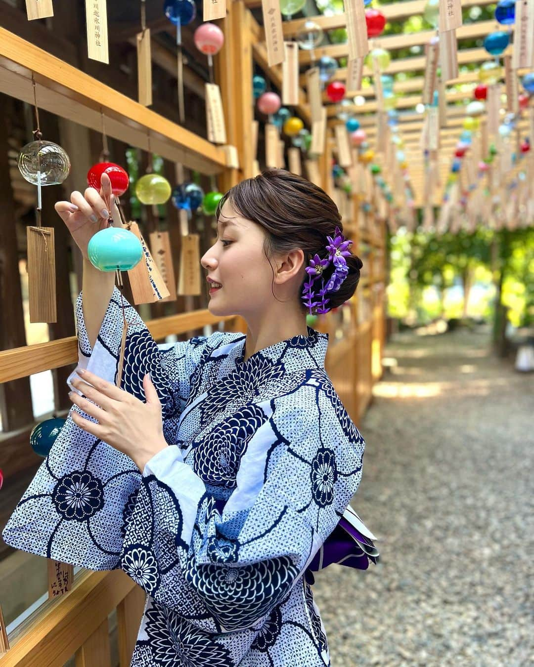 花乃まりあのインスタグラム：「. 今朝は川越氷川神社の縁結び風鈴を生中継🎐  今年初の浴衣も着させていただき、風鈴の音に癒されて、 涼やかな気分になれた中継でした🫧 . #ZIP!#川越氷川神社#縁結び風鈴#風鈴回廊#風鈴#浴衣」