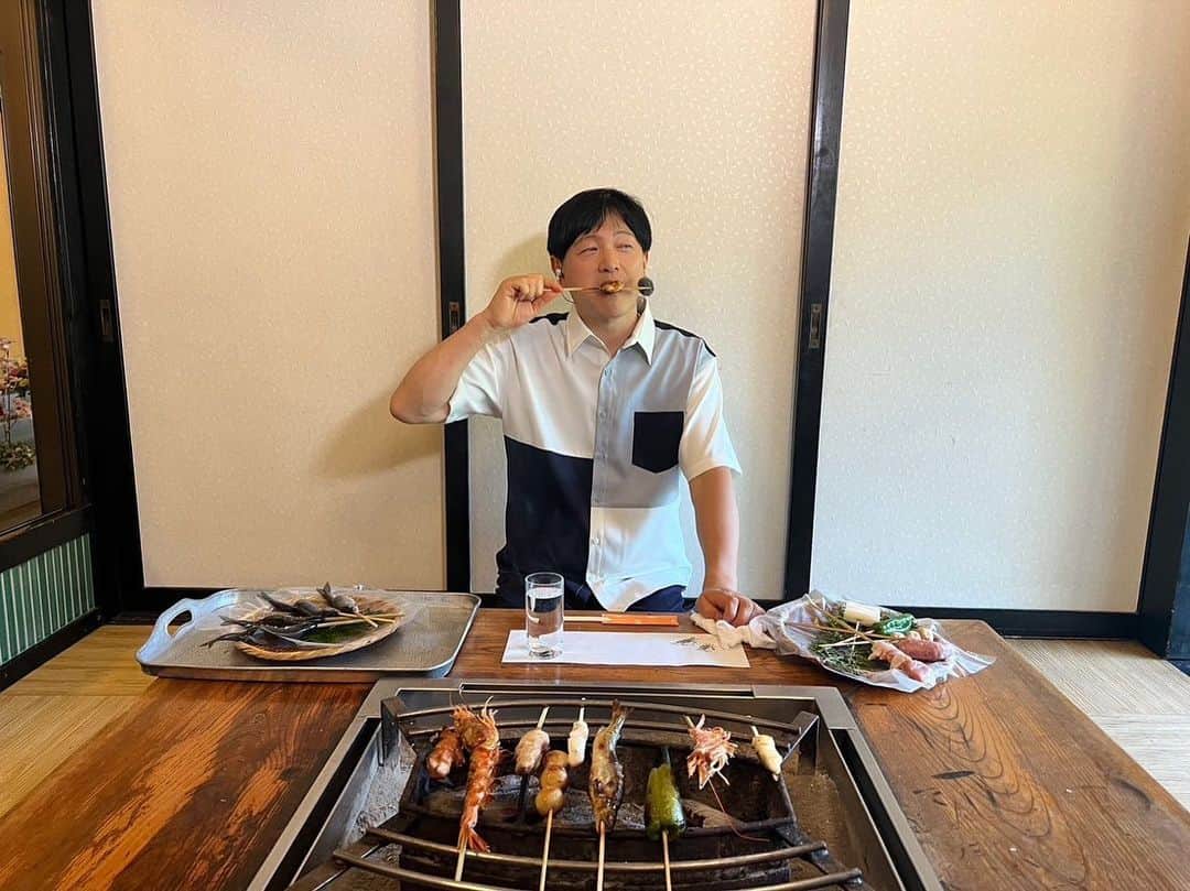 依田司さんのインスタグラム写真 - (依田司Instagram)「7月4日(火) 東京八王子の「ひな鳥山」から。 明治初期に建てられ移築した立派な門をくぐると、日本庭園が広がります。ここは、雨でも気にせず個室で炭火焼きを楽しめるお店。個室の両側に水路が流れていてお料理を船で運んでいるんです。その長さはナント30m。 お客さんが料理を取った後、船はUターンして自分で戻って行くという画期的なシステムで、特許も取得したそうです。 涼やかで、いまの時期にピッタリですね。 炭火焼きのお料理も抜群ですが、とうふ鍋を目当てに訪れる方も多いんだそう。  #ひな鳥山 #Righton #ライトオン #依田さん #依田司 #お天気検定 #テレビ朝日 #グッドモーニング #気象予報士 #お天気キャスター #森林インストラクター #グリーンセイバーアドバンス #プロジェクトワイルド #IPCC伝導者 #japan #japantrip #japantravel #unknownjapan #japanAdventure #japanlife #lifeinjapan #instagramjapan #instajapan #療癒 #ilovejapan #weather #weathercaster #weatherforecast」7月4日 8時31分 - tsukasa_yoda