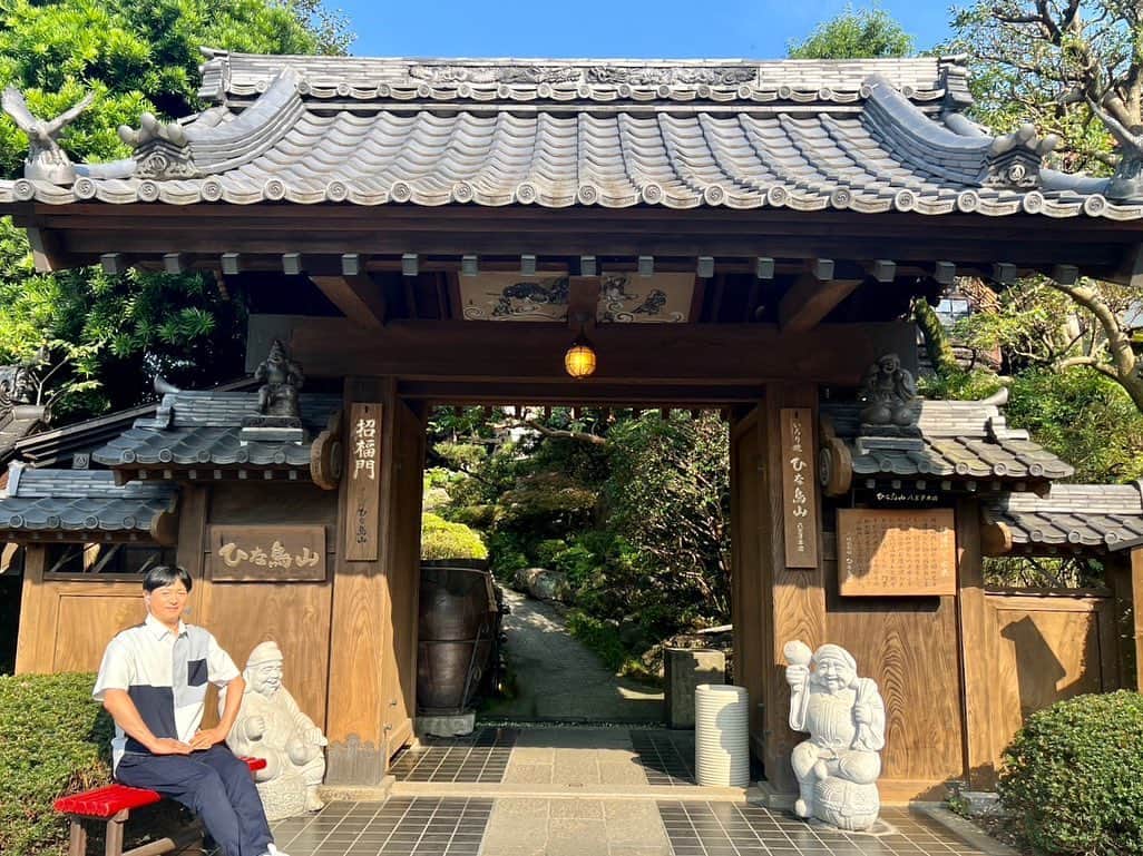 依田司さんのインスタグラム写真 - (依田司Instagram)「7月4日(火) 東京八王子の「ひな鳥山」から。 明治初期に建てられ移築した立派な門をくぐると、日本庭園が広がります。ここは、雨でも気にせず個室で炭火焼きを楽しめるお店。個室の両側に水路が流れていてお料理を船で運んでいるんです。その長さはナント30m。 お客さんが料理を取った後、船はUターンして自分で戻って行くという画期的なシステムで、特許も取得したそうです。 涼やかで、いまの時期にピッタリですね。 炭火焼きのお料理も抜群ですが、とうふ鍋を目当てに訪れる方も多いんだそう。  #ひな鳥山 #Righton #ライトオン #依田さん #依田司 #お天気検定 #テレビ朝日 #グッドモーニング #気象予報士 #お天気キャスター #森林インストラクター #グリーンセイバーアドバンス #プロジェクトワイルド #IPCC伝導者 #japan #japantrip #japantravel #unknownjapan #japanAdventure #japanlife #lifeinjapan #instagramjapan #instajapan #療癒 #ilovejapan #weather #weathercaster #weatherforecast」7月4日 8時31分 - tsukasa_yoda