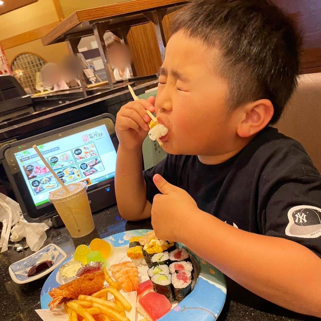 MII MAMAのインスタグラム：「. . . よー食う💙🍴 ------------------------------------------ 🔎White Style mi mama 良かったらチャンネル登録お願いします🙇🏽‍♀️ #YouTube#ユーチューバー#主婦ユーチューバー#MIIMAMA#チャンネル登録お願いします#2児ママ#年子ママ#ギャルママ#ぎゃるまま#アラサーママ#アラサー#30代#30代ママ#ホワイトインテリア#モノトーンインテリア#シンプルな暮らし#収納#ホワイト収納#イチナナ#イチナナライバー#専属ライバー#主婦ライバー#17LIVE#主婦YouTuber#ママYouTuber#ママライバー#幼稚園ママ#小学生ママ」