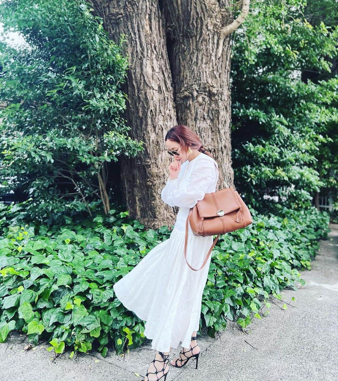 神崎恵のインスタグラム：「・ 昨日の湿度はすごかった。 耐えきれず、おろしていた髪を三つ編みにしました。 オイルやヘアバターを馴染ませて、表面にも少々撫でつけまとめてしまえば、 なんとなくかたちになるもので。 あとはメガネかサングラスか大きめピアスをつければ、暑さしのぎ、もや髪対策の即席まとめ髪もあえてのラフなまとめ髪に見えてきます。  関係ない話ですが、 毎日掃除をしてから寝るのが日課のキッチンも、週末にはさらに丁寧にお手入れをするので、月曜日はピカピカ✨。 だから、月曜日はなるべく油飛びのない料理をつくり、曜日の流れとともに油を使う料理を増やしていくのだけど、 昨晩は早々に揚げ物をしまして、 鍋から吹きこぼしもしてしまいまして。 ちょっとだけ損をした気分です。 大したことではないけれど、 そんな些細なことが結構ひびく日常です。 ということで、今週は油も気にせずじゃんじゃか料理していきます。 今日もマイペースに〜🌿  #まとめ髪 👜　#chloe 👗　#chloe 👡　#gianvitorossi」