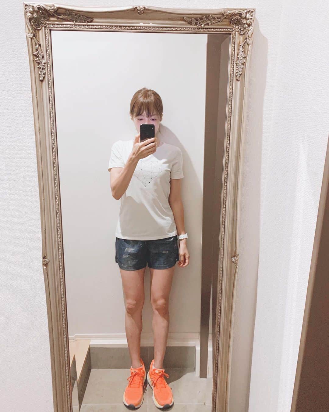 鈴木莉紗のインスタグラム：「3日連続#朝ラン できました🏃‍♀️  息子を産んでから54kgという数字と 腹筋の縦線は久しく見ていませんでしたが、 産後史上お腹の脂肪がいちばん薄くなり うっす〜ら縦線が見えてきた…🥹✨  妊娠前は腹筋が割れているのは当たり前(4枚目の画像)  勉強不足もあり、産後ママがなぜ体脂肪を落としたりするのが大変だったのか理解できませんでした。 ですが産後は妊娠前のスタイルに戻すのはどれだけ大変なのかを痛感するハメに…🥲  妊娠中は腹筋が伸びるのと、胎児を守るためなのかお腹周りの脂肪が増えます。 適正な長さより伸びた筋肉は鍛えないと戻らない。  わたしの場合高齢出産だったのと、年子で2人産んでいるのでまぁお腹が戻らなかったです😂 脂肪がずーっと乗っている状態（苦笑）  よく動かすところには脂肪がつきにくいのですが(手首とかあまりつかないですよね？) #ピラティス や#筋トレ で呼吸をしっかり行い インナーとアウターの腹筋をしっかり使ってあげている効果が出てきたと思います。  カラダが軽くなると心も軽くなり、気持ちも行動も前向きになりますね☺️✨💕  #産後ダイエット #phiピラティス #ランニング女子 #高齢出産 #年子育児 #産後トレーニング」