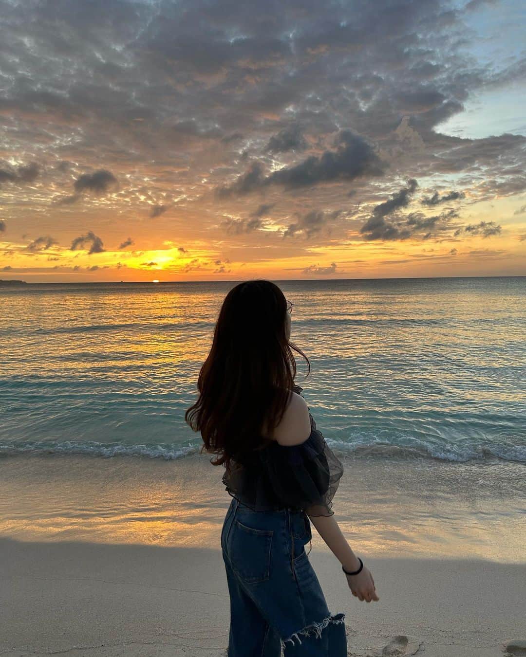 吉田朱里のインスタグラム：「夕焼けって秒ごとに表情が 変わって素敵🧡 . 一瞬一瞬を見逃さないように じーっと見つめてました🌆 . お洋服はタグ付けしておきます🏷️ . #宮古島 #夕焼け」