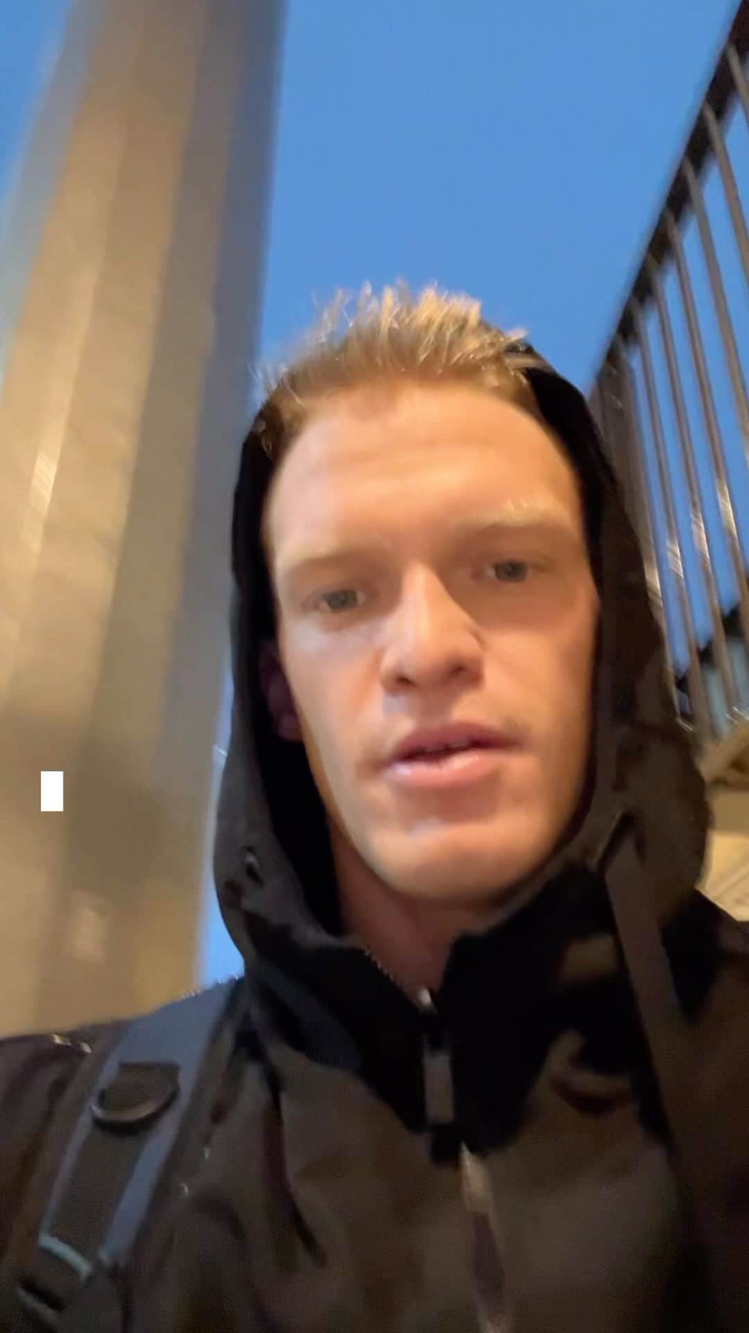 コーディー・シンプソンのインスタグラム：「3 years ago I was a musician with a vision of returning to my first love, swimming. Having swum no more than a few laps for the better part of 10 years, I made the decision to sacrifice what I had built to pursue it. 2 years later I became an Australian Dolphin qualifying to rep my country at the Commonwealth Games. I’m now in the final year of my 4 year journey toward the Paris Olympics, the ultimate dream. Don’t be afraid of your dreams. They are what life is all about. Come along for the ride, and please pursue your own dreams too.」
