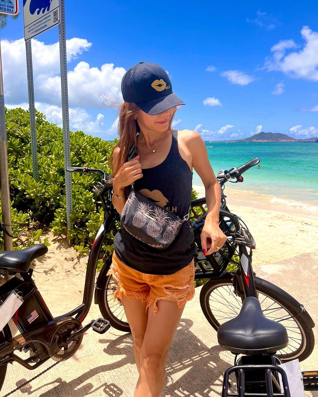 Moco Lima Hawaiiさんのインスタグラム写真 - (Moco Lima HawaiiInstagram)「モコリマタンクトップ & 帽子 【💋リップデザイン】  ハワイの風を感じたくなったら  🧢 モコリマハットかぶって 💋 モコリマタンク着て 👜 モコリマショルダーで 🚲 カイルアで自転車借りて 🏖 海へGo!   @kailuabicycle   カジュアルコーデでモコリマショルダーなら自転車乗る時も安心安全👍  お荷物多い方はストラップ付き モコリマトートで！  #私流#ハワイ#楽しみ方#モコリマハワイ#マイスタイル#タンクトップ#カジュアルコーデ#楽ちんコーデ#アクティブ#太陽#風#海#波#夏#空#健康#元気#エナジー#エネルギー#ワクワク#わくわく#楽しい#マイライフ#ハッピー#夏女#夏生まれ#夏好き#夏大好き#夏コーデ#夏バッグ」7月4日 8時58分 - mocolimahawaii