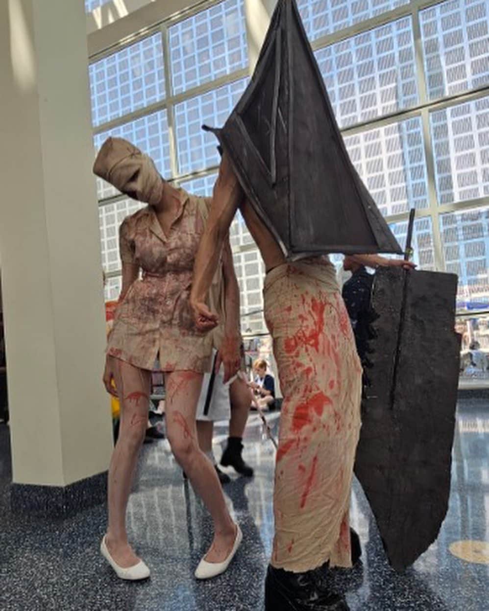 KONAMIのインスタグラム：「Fog has been forecasted in LA during #AX2023 #silenthill   📸 Cosplay credit: @6ft_titans」