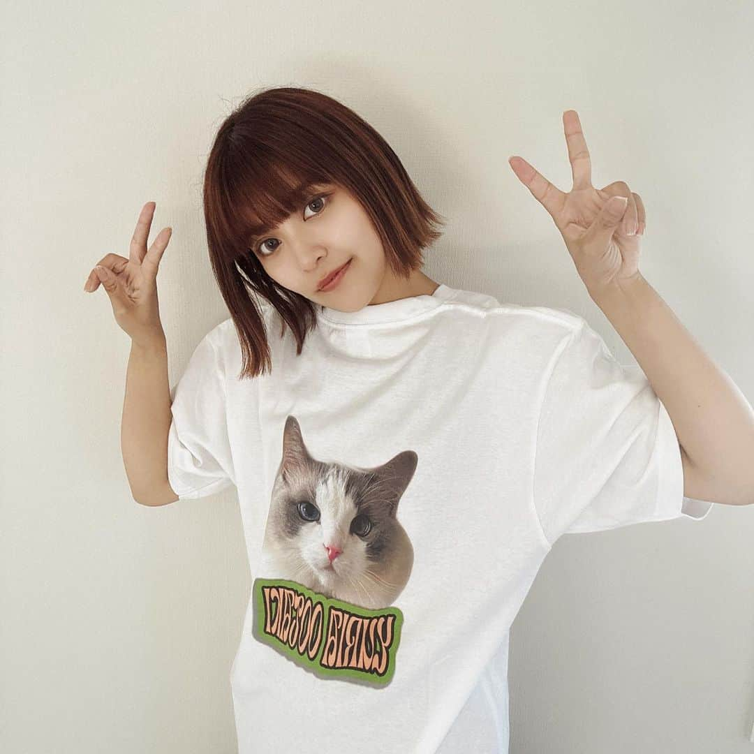 大滝友梨亜のインスタグラム：「めっちゃかわちい Tシャツ🐱💚🧡  販売中です！🌞🌴🌺✨  https://yuriabakutan.base.shop/   #otakiyuriaonlinestore  #開設しました  #BASE #猫 #ねこ   #tシャツ#tshirt   #夏 #summer」