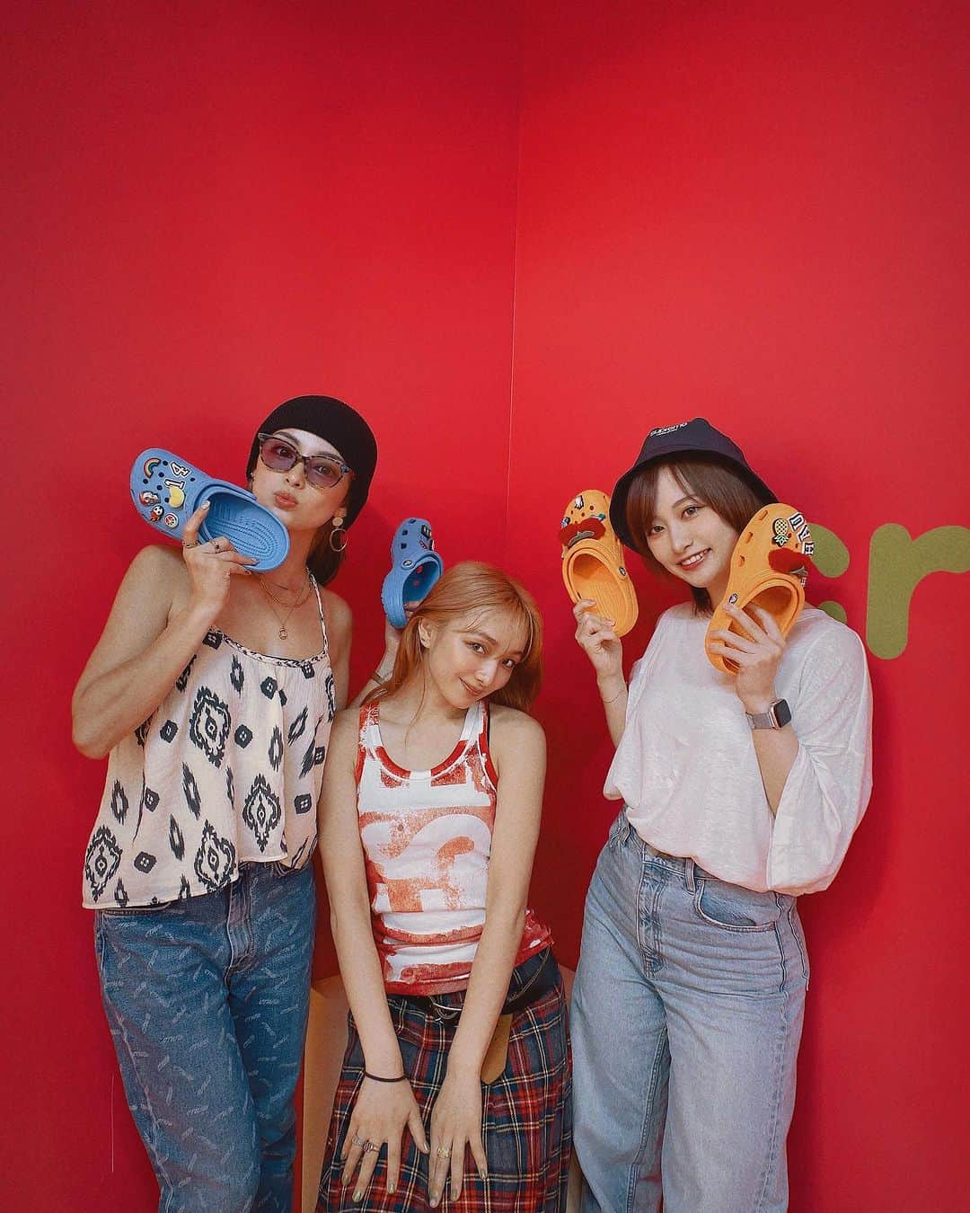 のインスタグラム：「だいだいだいすきなナナさんとまそらと💖🖤 @__momonana__  @msrir512  ⁡ @crocsjp #crocs #crocsJapan #クロックス #ジビッツ」