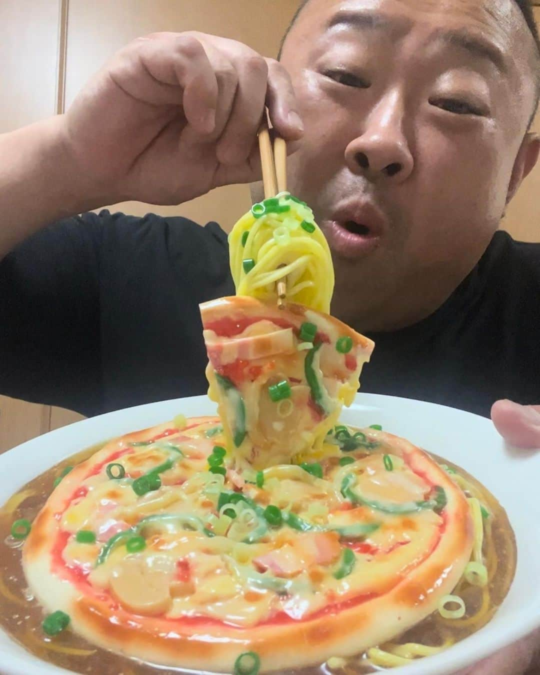 脇知弘さんのインスタグラム写真 - (脇知弘Instagram)「遂に‼️ ピザラーメン🍕🍜 食べました。。。  ウフフ。。。  舞台『最強で最高の自慢の息子 Season2』を観て頂いた方はわかると思いますが。。。  ウフフ。。。  #脇知弘#最強で最高の自慢の息子Season2#最ムス#ピザラーメン」7月4日 9時07分 - t_waki_at