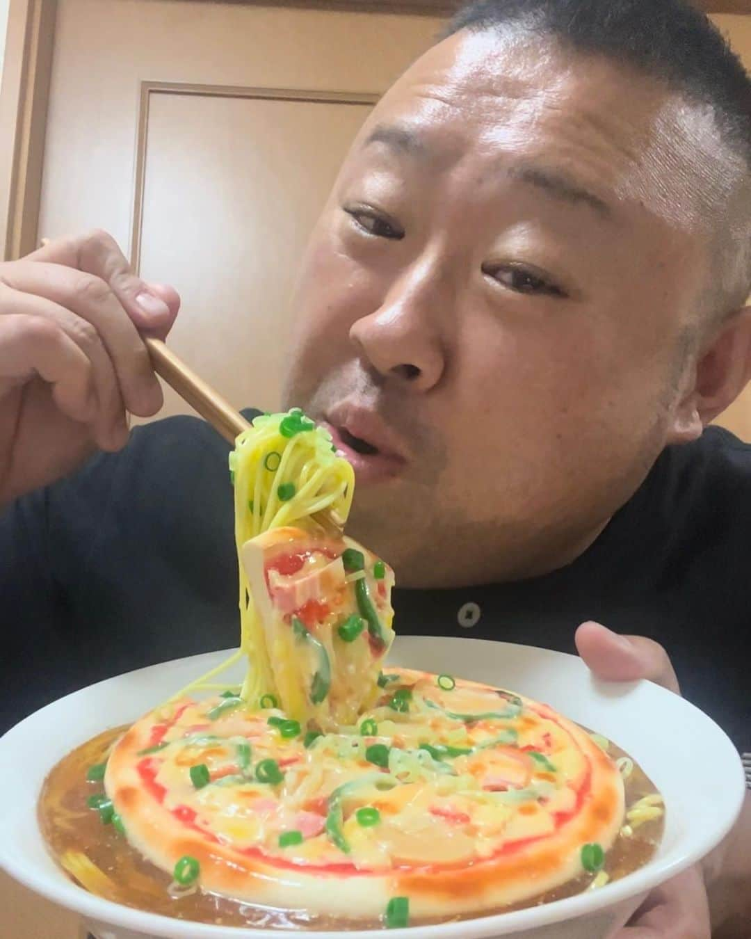 脇知弘さんのインスタグラム写真 - (脇知弘Instagram)「遂に‼️ ピザラーメン🍕🍜 食べました。。。  ウフフ。。。  舞台『最強で最高の自慢の息子 Season2』を観て頂いた方はわかると思いますが。。。  ウフフ。。。  #脇知弘#最強で最高の自慢の息子Season2#最ムス#ピザラーメン」7月4日 9時07分 - t_waki_at