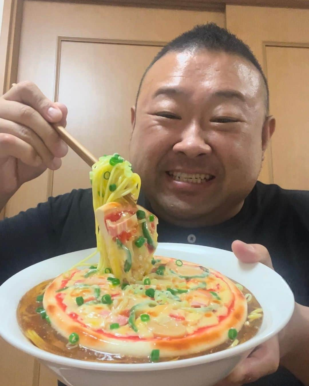 脇知弘さんのインスタグラム写真 - (脇知弘Instagram)「遂に‼️ ピザラーメン🍕🍜 食べました。。。  ウフフ。。。  舞台『最強で最高の自慢の息子 Season2』を観て頂いた方はわかると思いますが。。。  ウフフ。。。  #脇知弘#最強で最高の自慢の息子Season2#最ムス#ピザラーメン」7月4日 9時07分 - t_waki_at