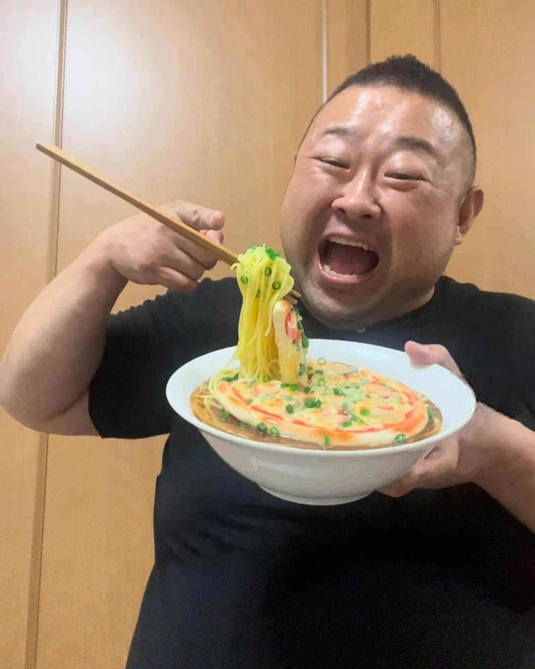 脇知弘さんのインスタグラム写真 - (脇知弘Instagram)「遂に‼️ ピザラーメン🍕🍜 食べました。。。  ウフフ。。。  舞台『最強で最高の自慢の息子 Season2』を観て頂いた方はわかると思いますが。。。  ウフフ。。。  #脇知弘#最強で最高の自慢の息子Season2#最ムス#ピザラーメン」7月4日 9時07分 - t_waki_at