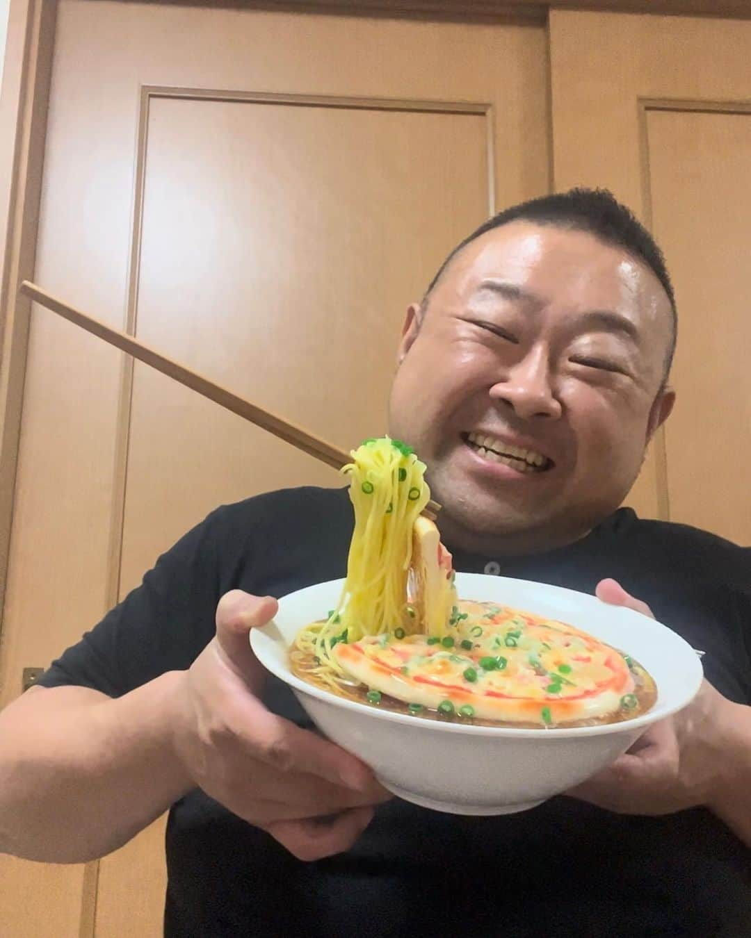 脇知弘さんのインスタグラム写真 - (脇知弘Instagram)「遂に‼️ ピザラーメン🍕🍜 食べました。。。  ウフフ。。。  舞台『最強で最高の自慢の息子 Season2』を観て頂いた方はわかると思いますが。。。  ウフフ。。。  #脇知弘#最強で最高の自慢の息子Season2#最ムス#ピザラーメン」7月4日 9時07分 - t_waki_at