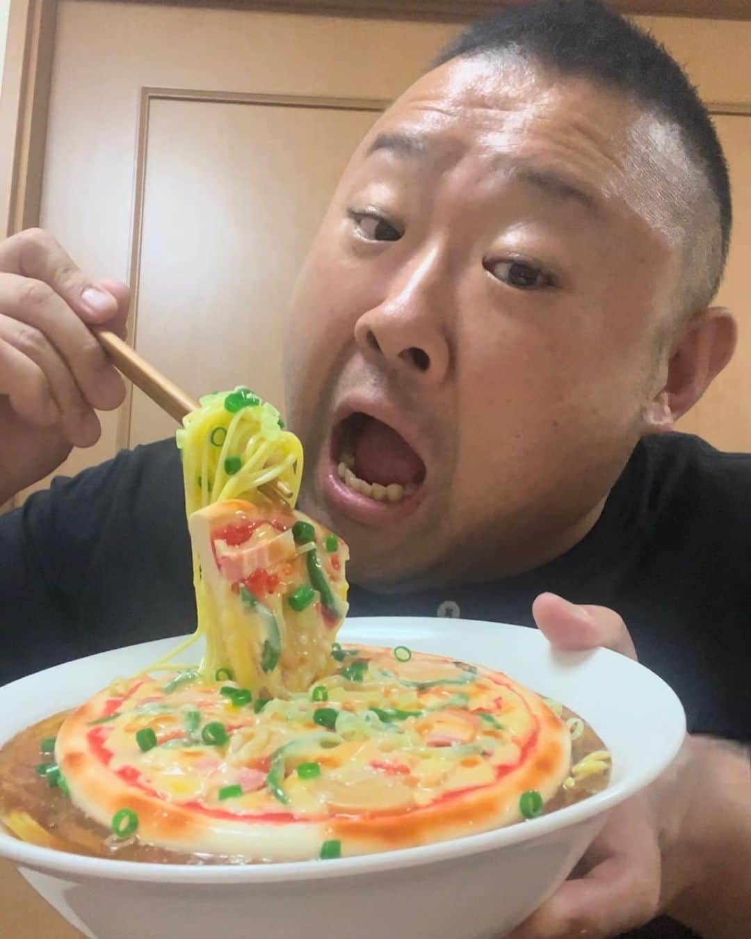 脇知弘さんのインスタグラム写真 - (脇知弘Instagram)「遂に‼️ ピザラーメン🍕🍜 食べました。。。  ウフフ。。。  舞台『最強で最高の自慢の息子 Season2』を観て頂いた方はわかると思いますが。。。  ウフフ。。。  #脇知弘#最強で最高の自慢の息子Season2#最ムス#ピザラーメン」7月4日 9時07分 - t_waki_at