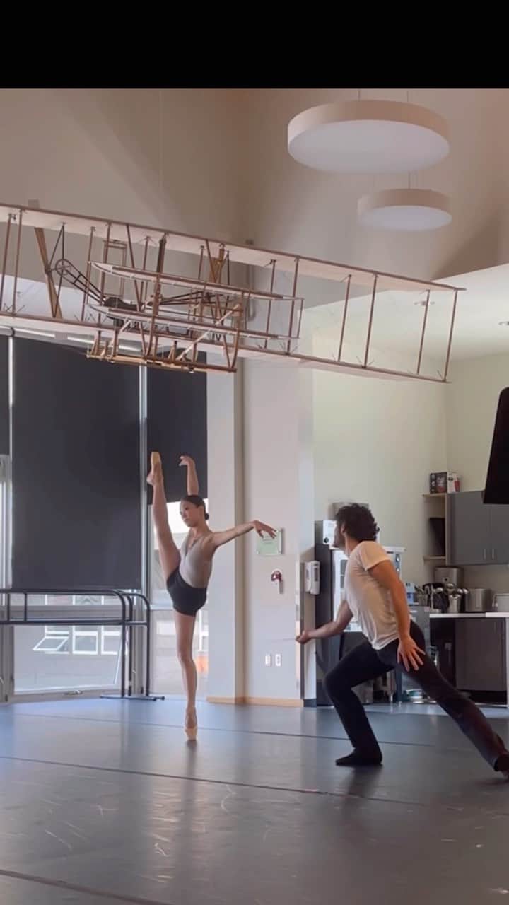 のインスタグラム：「Throwback to the 2021 @balletsunvalley rehearsal of “The Last Note” by Viktor Plotnikov with @_angelogreco_  the first gala after the pandemic ✌️  2年前のサンバレーのガラのリハーサル画像。  #sunvalley #gala #stage #throwback #memory #ballet #ballerina #ballerinalife #バレエ　#バレリーナ　#リハーサル」