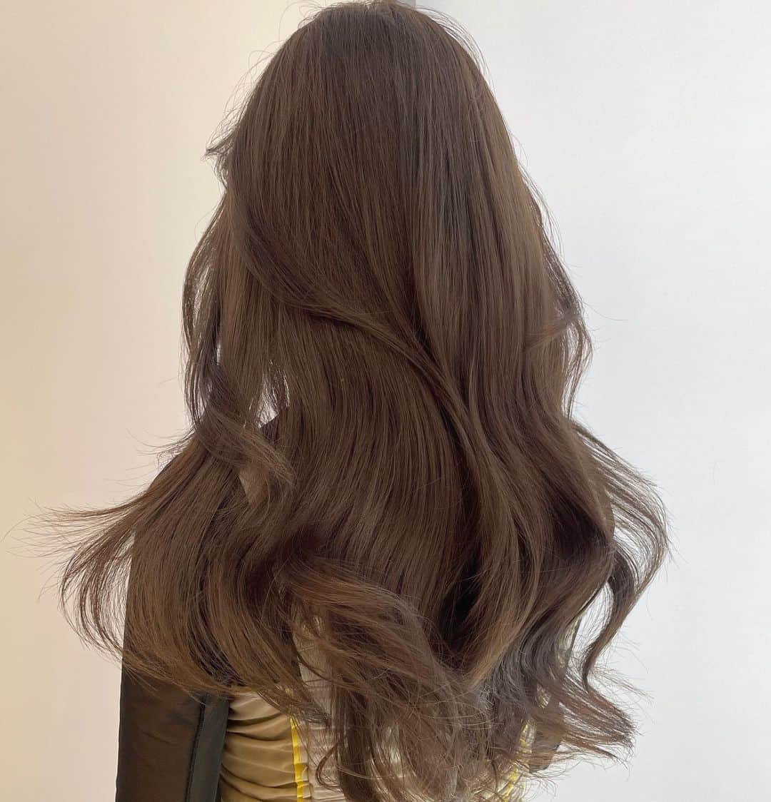 原涼香のインスタグラム：「大人気greige🩶赤味を柔らかく消して透明感up♡ ㅤㅤㅤㅤㅤㅤㅤㅤㅤㅤㅤㅤㅤ ダークトーンでも重くならないのがpoint🤍 カラーのみで明るめを続けると 透明感がよりでます✨ 一回で明るめ希望の方はWケアカラーがオススメです✔︎🤍 ㅤㅤㅤㅤㅤㅤㅤㅤㅤㅤㅤㅤㅤ 🎀韓国HAIR STYLE menu... ㅤㅤㅤㅤㅤㅤㅤㅤㅤㅤㅤㅤㅤ ☑︎カット ワンカールだけでも可愛いこだわりレイヤーカット🖤  ☑︎プレミアムケアカラー(or Wケアカラー) 透明感バツグンのグレージュカラー🩶 ㅤㅤㅤㅤㅤㅤㅤㅤㅤㅤㅤㅤㅤ ☑︎バイカルテトリートメント 韓国人みたいなツヤ髪はバイカルテトリートメントで叶います🖤  ㅤㅤㅤㅤㅤㅤㅤㅤㅤㅤㅤㅤㅤ ご予約はリンクから🫶🏻🔗 ㅤㅤㅤㅤㅤㅤㅤㅤㅤㅤㅤㅤㅤㅤㅤㅤㅤㅤㅤㅤㅤㅤㅤㅤㅤㅤ ㅤㅤㅤㅤㅤㅤㅤㅤㅤㅤㅤㅤㅤ  #SHIMA#韓国ヘア#韓国スタイル#レイヤーカット#ワンホンヘア#ワンホン#ダークトーン#網紅#初カラー#暗髪#ベージュカラー#ラベンダーカラー#グレージュ#オリーブカラー#透明感カラー#銀座美容院#銀座美容室#美容師#시스루뱅#레이어드컷#koreanhairsalon」