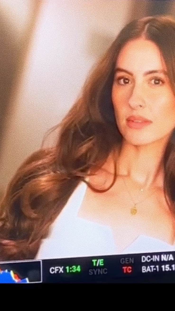 タリアナ・バルガスのインスタグラム：「Makeup for everyday, for a wedding or a tv comercial. Natural makeup with coral tone will always be my favorite @chanel.beauty 🪸🧡」
