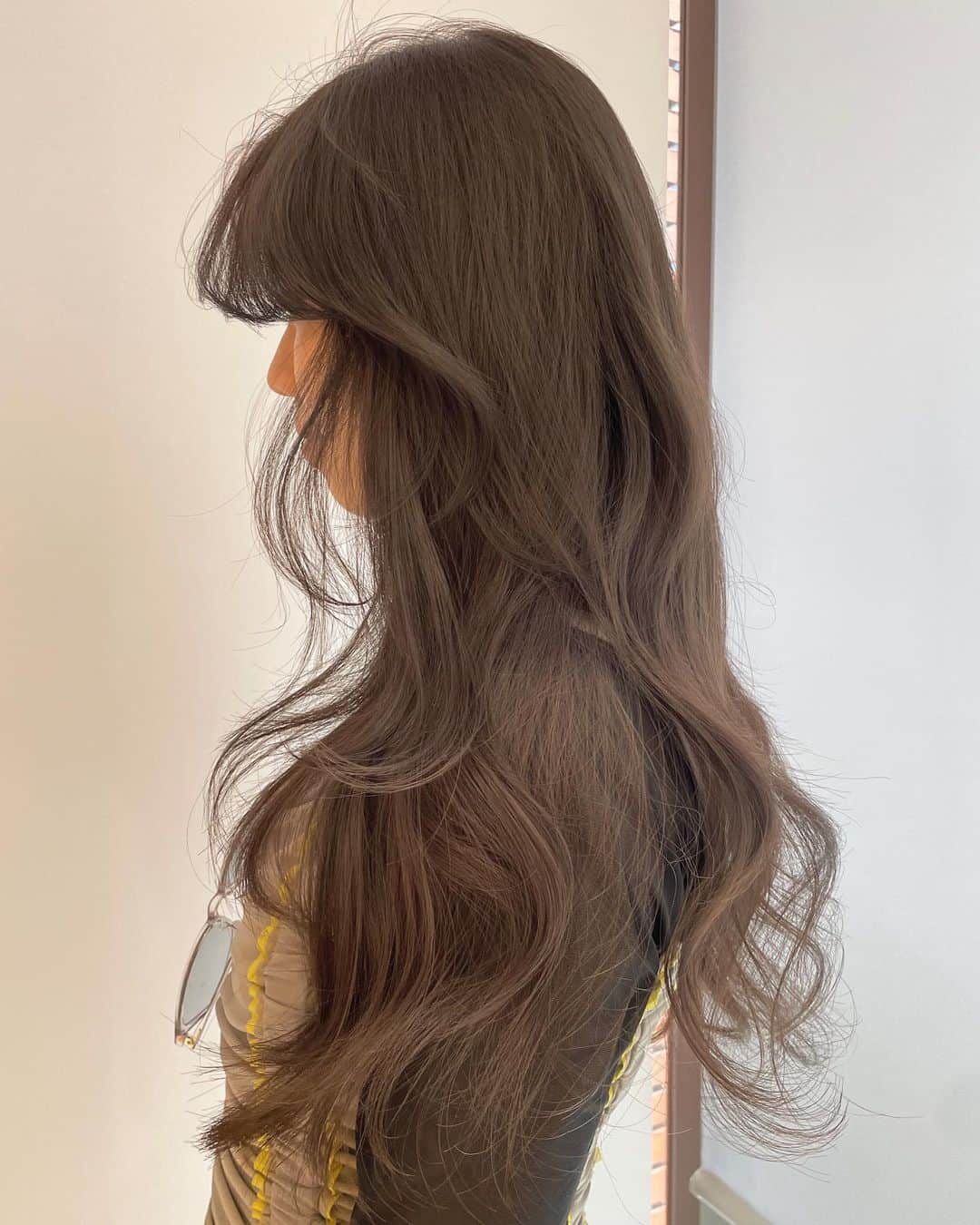 原涼香のインスタグラム：「大人気greige🩶赤味を柔らかく消して透明感up♡ ㅤㅤㅤㅤㅤㅤㅤㅤㅤㅤㅤㅤㅤ ダークトーンでも重くならないのがpoint🤍 カラーのみで明るめを続けると 透明感がよりでます✨ 一回で明るめ希望の方はWケアカラーがオススメです✔︎🤍 ㅤㅤㅤㅤㅤㅤㅤㅤㅤㅤㅤㅤㅤ 🎀韓国HAIR STYLE menu... ㅤㅤㅤㅤㅤㅤㅤㅤㅤㅤㅤㅤㅤ ☑︎カット ワンカールだけでも可愛いこだわりレイヤーカット🖤  ☑︎プレミアムケアカラー(or Wケアカラー) 透明感バツグンのグレージュカラー🩶 ㅤㅤㅤㅤㅤㅤㅤㅤㅤㅤㅤㅤㅤ ☑︎バイカルテトリートメント 韓国人みたいなツヤ髪はバイカルテトリートメントで叶います🖤  ㅤㅤㅤㅤㅤㅤㅤㅤㅤㅤㅤㅤㅤ ご予約はリンクから🫶🏻🔗 ㅤㅤㅤㅤㅤㅤㅤㅤㅤㅤㅤㅤㅤㅤㅤㅤㅤㅤㅤㅤㅤㅤㅤㅤㅤㅤ ㅤㅤㅤㅤㅤㅤㅤㅤㅤㅤㅤㅤㅤ  #SHIMA#韓国ヘア#韓国スタイル#レイヤーカット#ワンホンヘア#ワンホン#ダークトーン#網紅#初カラー#暗髪#ベージュカラー#ラベンダーカラー#グレージュ#オリーブカラー#透明感カラー#銀座美容院#銀座美容室#美容師#시스루뱅#레이어드컷#koreanhair」