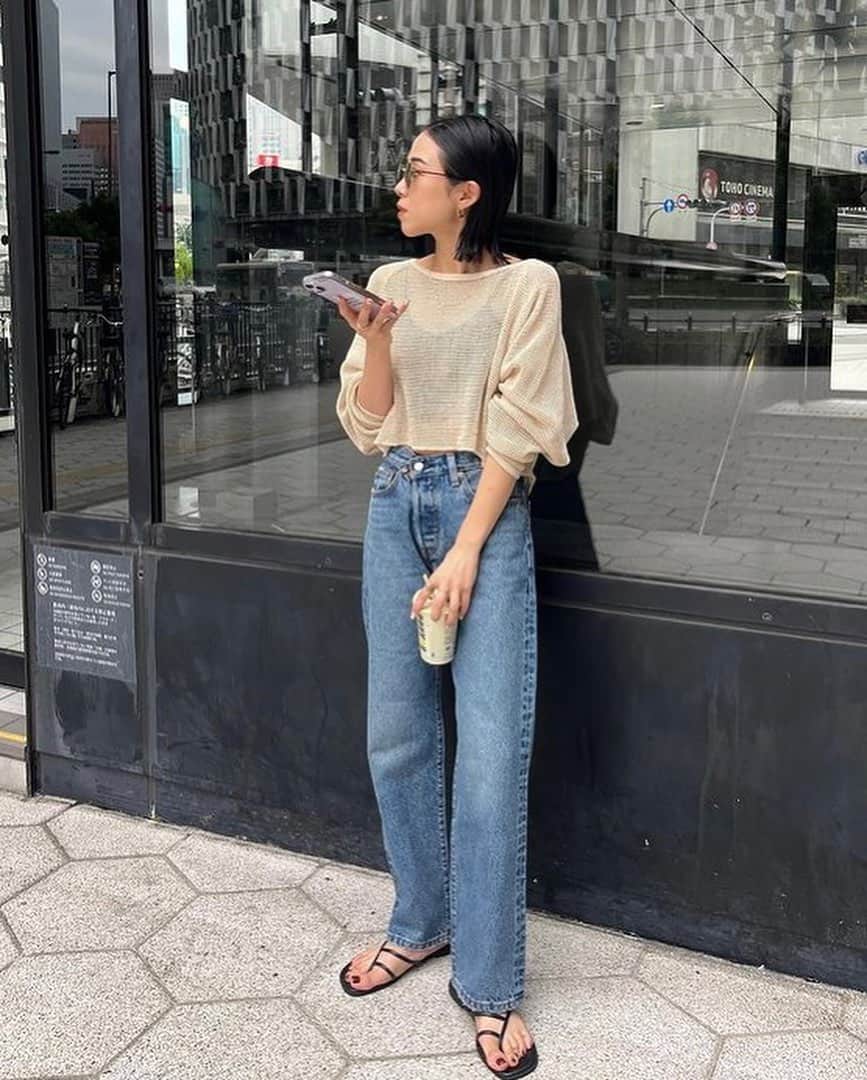 Ungrid staff snapのインスタグラム：「Ungrid Levi's®︎...🔥  身長別でL28とL30を着比べてみました👖❤️  ▶︎L28 @ami_fujino_ 155cm @mai_fukumoto_ 160cm @yui_ito_ 164cm  ▶︎L30 @yurino_seki_ 156cm @emiri_asano_ 163cm @aki_ishikuro_ 166cm  大人気のLevi's®︎との別注デニムを発売！「501®︎ 90's」をベースにUngridらしいヴィンテージ加工を落とし込みました🔥裾部分にはクラッシュ加工を施し、後ろ姿にもアクセントを。 クロップド丈か、ゆるっと履くか、好みのシルエットで楽しめます😊  ーーーーーーーーーーーーーーーーーーーーーーーーーーーー ☑︎商品詳細は製品タグ or TOPページURLよりチェック   » @Ungrid_staffsnap  #Ungrid #ungrid_official #ungridコーデ #アングリッド #カジュアル #カジュアルコーデ #カジュアルスタイル #シンプル #シンプルコーデ #シンプルスタイル #デニム #デニムコーデ #デニムスタイル #夏コーデ #夏スタイル #リーバイス #levis」