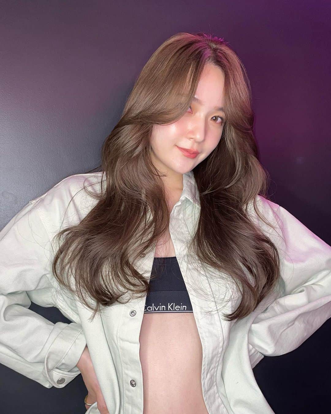 原涼香のインスタグラム：「🆕🩵この夏やりたいhazel greige🩵 赤味を柔らかく消して透明感up♡ ㅤㅤㅤㅤㅤㅤㅤㅤㅤㅤㅤㅤㅤ color point🤍 カラーのみで明るめを続けると 透明感がよりでます✨ 一回で明るめ希望の方はWケアカラーがオススメです✔︎🤍 ㅤㅤㅤㅤㅤㅤㅤㅤㅤㅤㅤㅤㅤ 🎀韓国HAIR STYLE menu... ㅤㅤㅤㅤㅤㅤㅤㅤㅤㅤㅤㅤㅤ ☑︎カット ワンカールだけでも可愛いこだわりレイヤーカット♡  ☑︎プレミアムケアカラー(or Wケアカラー) 透明感バツグンのグレージュカラー♡ ㅤㅤㅤㅤㅤㅤㅤㅤㅤㅤㅤㅤㅤ ☑︎HITAトリートメント 韓国人みたいなツヤ髪はトリートメントがマスト♡  ㅤㅤㅤㅤㅤㅤㅤㅤㅤㅤㅤㅤㅤ ご予約はリンクから🫶🏻🔗 ㅤㅤㅤㅤㅤㅤㅤㅤㅤㅤㅤㅤㅤㅤㅤㅤㅤㅤㅤㅤㅤㅤㅤㅤㅤㅤ ㅤㅤㅤㅤㅤㅤㅤㅤㅤㅤㅤㅤㅤ  #SHIMA#韓国ヘア#韓国スタイル#レイヤーカット#ワンホンヘア#ワンホン#ダークトーン#網紅#初カラー#暗髪#ベージュカラー#ラベンダーカラー#グレージュ#オリーブカラー#透明感カラー#銀座美容院#銀座美容室#美容師#시스루뱅#레이어드컷#koreanhair」