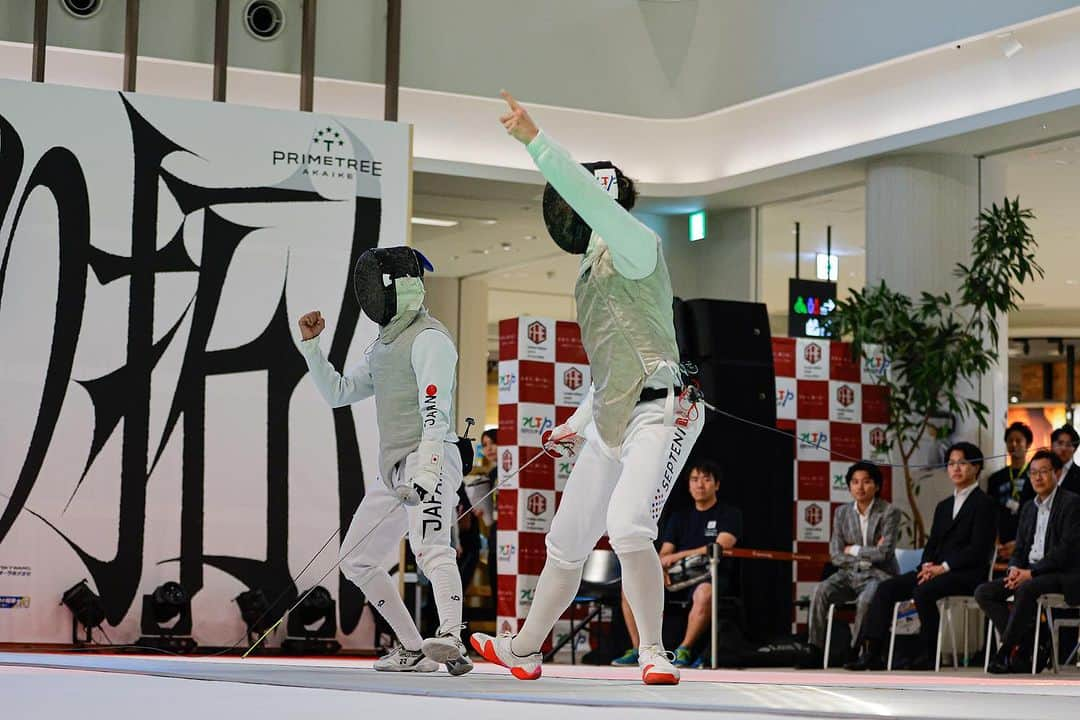 西藤俊哉さんのインスタグラム写真 - (西藤俊哉Instagram)「【presented byNTPgroup 2023Aichi Fencing Festival 第62回中日本フェンシング選手権】  スペシャルマッチのゲストとして、中日本フェンシング選手権大会の決勝会場に行ってきました！！ ショッピングモールに設置された特設会場で、小学生の部の決勝戦が行われました！  当日はたくさんの方々が会場にきて、フェンシングを観戦してくださいました。こんな最高の舞台で試合できる選手はもちろんのこと、会場が一体となる最高のイベントだったと思います！！ 僕自身もこのような素晴らしいイベントに参加できたことを心から嬉しく思います。  こういったイベントが愛知県を始めとして、全国各地で開催されれば、よりフェンシングというスポーツの認知は上がっていくと思います！！ こんな凄いイベントを成し遂げられる愛知県ハンパないっす！！ 本当にありがとうございました！！  所属先 #株式会社セプテーニホールディングス   個人スポンサー @morinagatraininglab  @norqain_japan  #MARUDA #ミカドテクノス #KOA  #那須屋興産  #突け心を#fencing #フェンシング #JAL #KOWA #長谷工コーポレーション #三洋紙業 #タマディック #鈴与 #カラダファクトリー #Impal #伊藤超短波」7月4日 9時29分 - fen_0529toshi