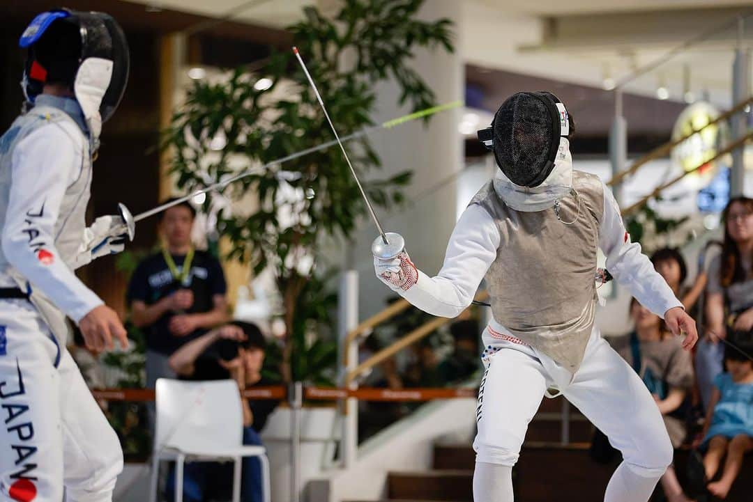 西藤俊哉さんのインスタグラム写真 - (西藤俊哉Instagram)「【presented byNTPgroup 2023Aichi Fencing Festival 第62回中日本フェンシング選手権】  スペシャルマッチのゲストとして、中日本フェンシング選手権大会の決勝会場に行ってきました！！ ショッピングモールに設置された特設会場で、小学生の部の決勝戦が行われました！  当日はたくさんの方々が会場にきて、フェンシングを観戦してくださいました。こんな最高の舞台で試合できる選手はもちろんのこと、会場が一体となる最高のイベントだったと思います！！ 僕自身もこのような素晴らしいイベントに参加できたことを心から嬉しく思います。  こういったイベントが愛知県を始めとして、全国各地で開催されれば、よりフェンシングというスポーツの認知は上がっていくと思います！！ こんな凄いイベントを成し遂げられる愛知県ハンパないっす！！ 本当にありがとうございました！！  所属先 #株式会社セプテーニホールディングス   個人スポンサー @morinagatraininglab  @norqain_japan  #MARUDA #ミカドテクノス #KOA  #那須屋興産  #突け心を#fencing #フェンシング #JAL #KOWA #長谷工コーポレーション #三洋紙業 #タマディック #鈴与 #カラダファクトリー #Impal #伊藤超短波」7月4日 9時29分 - fen_0529toshi