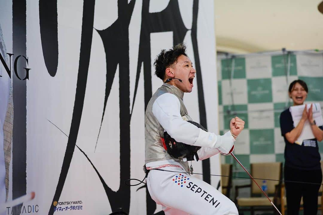 西藤俊哉さんのインスタグラム写真 - (西藤俊哉Instagram)「【presented byNTPgroup 2023Aichi Fencing Festival 第62回中日本フェンシング選手権】  スペシャルマッチのゲストとして、中日本フェンシング選手権大会の決勝会場に行ってきました！！ ショッピングモールに設置された特設会場で、小学生の部の決勝戦が行われました！  当日はたくさんの方々が会場にきて、フェンシングを観戦してくださいました。こんな最高の舞台で試合できる選手はもちろんのこと、会場が一体となる最高のイベントだったと思います！！ 僕自身もこのような素晴らしいイベントに参加できたことを心から嬉しく思います。  こういったイベントが愛知県を始めとして、全国各地で開催されれば、よりフェンシングというスポーツの認知は上がっていくと思います！！ こんな凄いイベントを成し遂げられる愛知県ハンパないっす！！ 本当にありがとうございました！！  所属先 #株式会社セプテーニホールディングス   個人スポンサー @morinagatraininglab  @norqain_japan  #MARUDA #ミカドテクノス #KOA  #那須屋興産  #突け心を#fencing #フェンシング #JAL #KOWA #長谷工コーポレーション #三洋紙業 #タマディック #鈴与 #カラダファクトリー #Impal #伊藤超短波」7月4日 9時29分 - fen_0529toshi