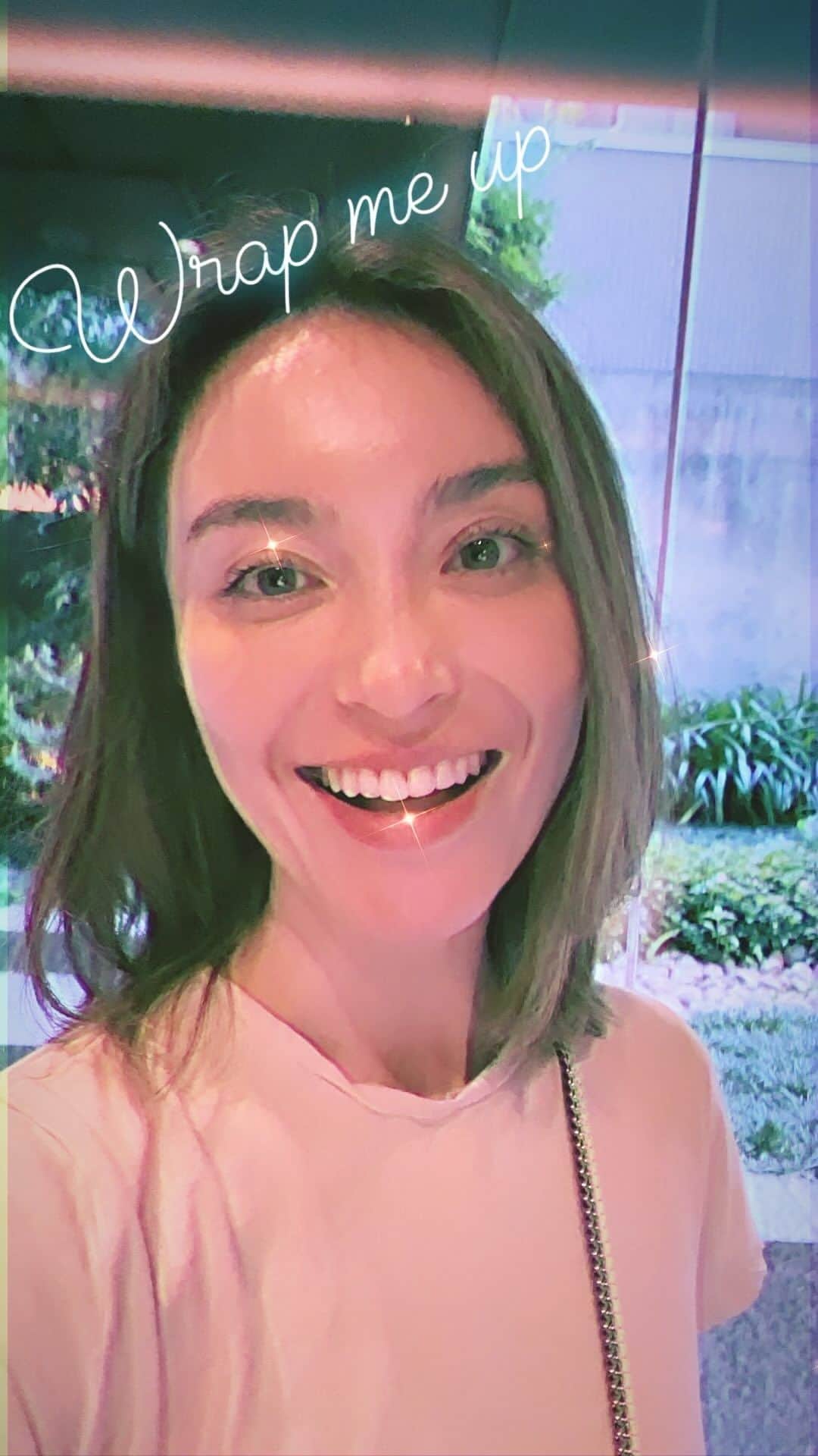 エミ・マイヤーのインスタグラム：「「Wrap Me Up」🎶 新曲の配信スタート！プロフィールのリンクより🔗　https://orcd.co/wrapmeup」