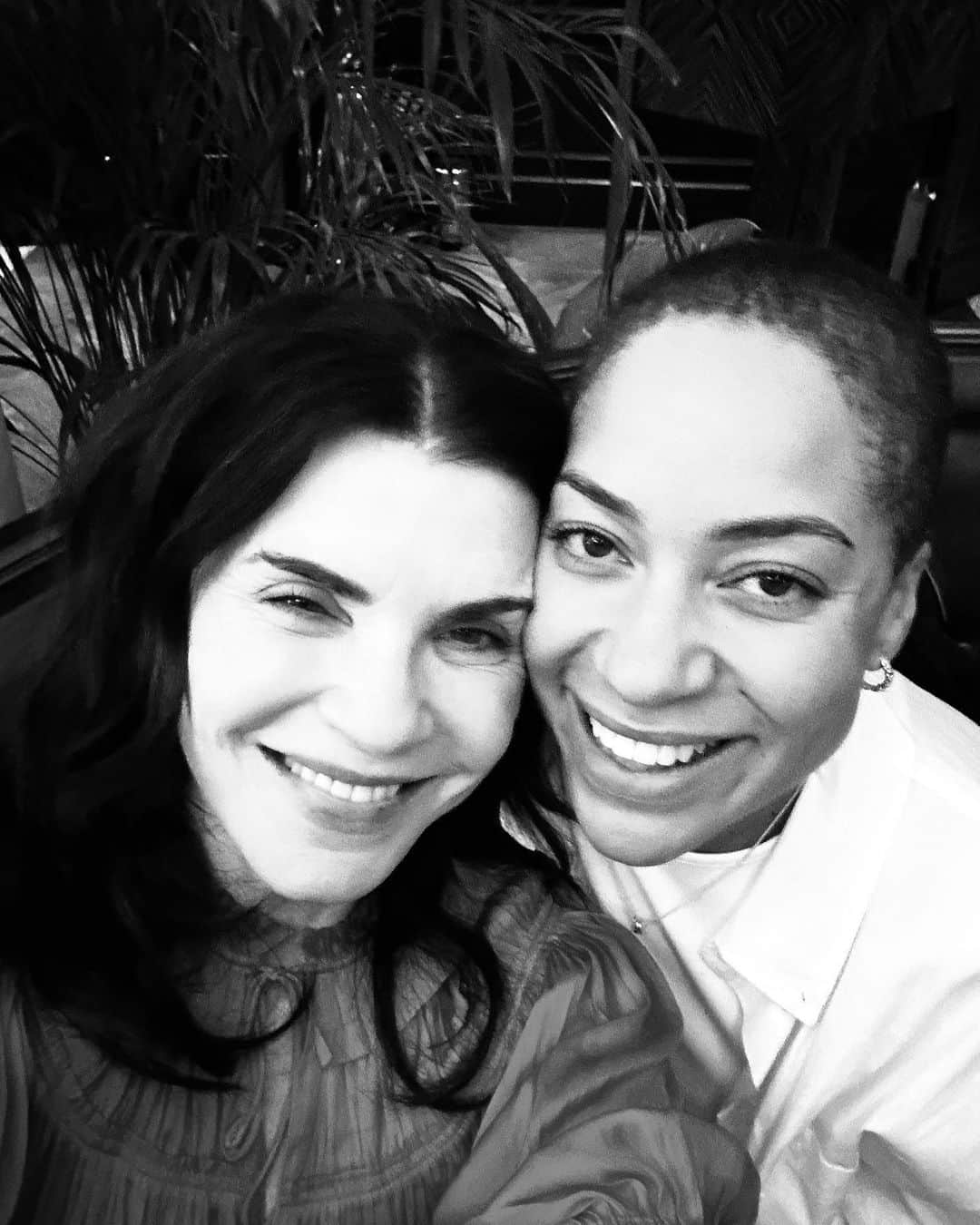 クーシュ・ジャンボのインスタグラム：「Alicia & Lucca. Martinis. London. 💕 🍸 😆   @juliannamargulies  #aliciaandlucca」