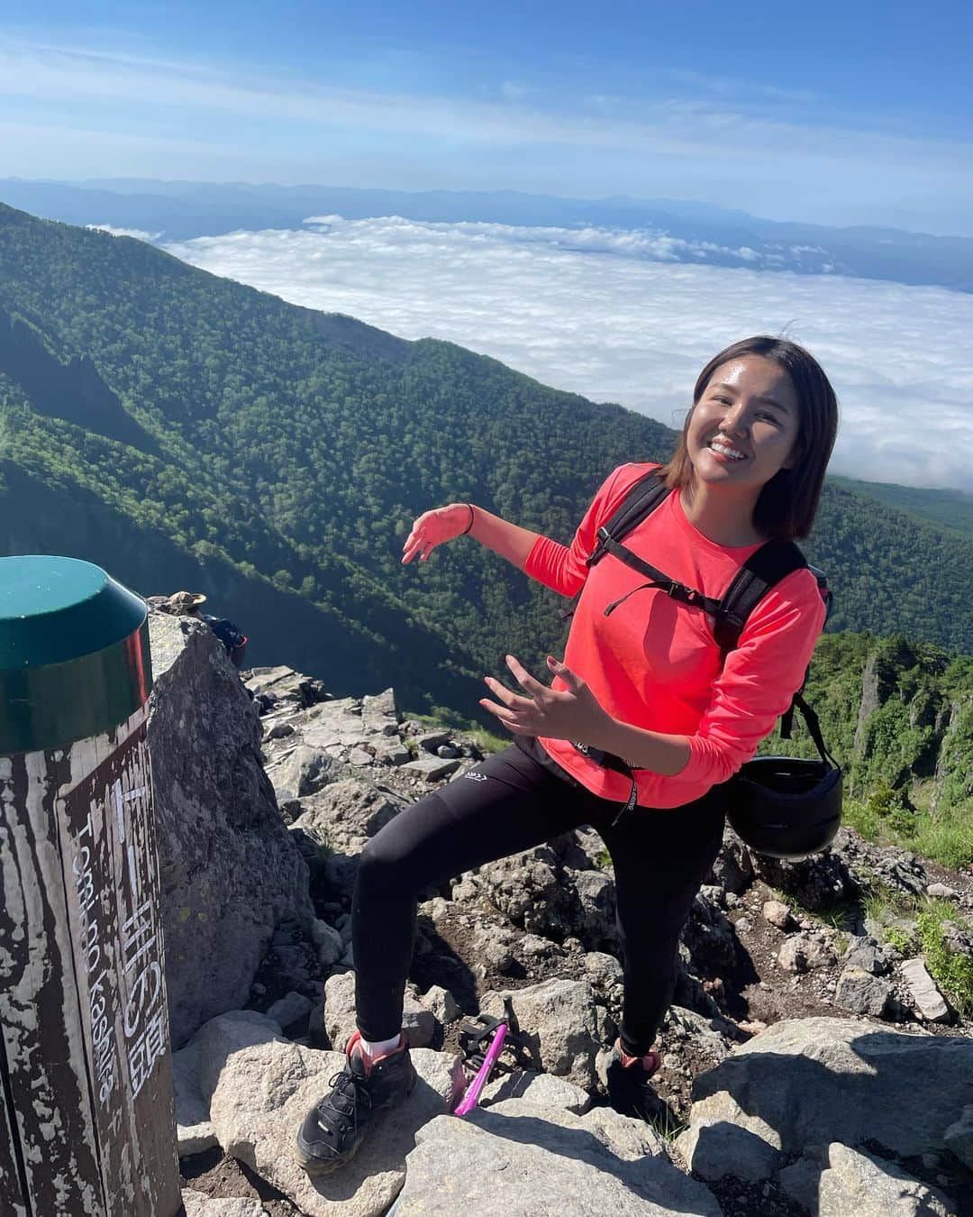 南武果歩のインスタグラム：「浅間山外周路縦走⛰⛰⛰  黒斑山まで登って3つ分山の稜線歩いて。 そこから下って、登って、下ってゴール😂⛰  梅雨とは思えないほど天気が良く、無事歩ききれた😂  山に行くと、動き続ければ自分の目標にちゃんと到達できるな〜！と実感できるのがいいのだ〜⛰  #山#登山#縦走#浅間山#黒斑山#草すべり #蛇骨岳#仙人岳#鋸岳 #Jバンド#トーミの頭 #車坂峠」