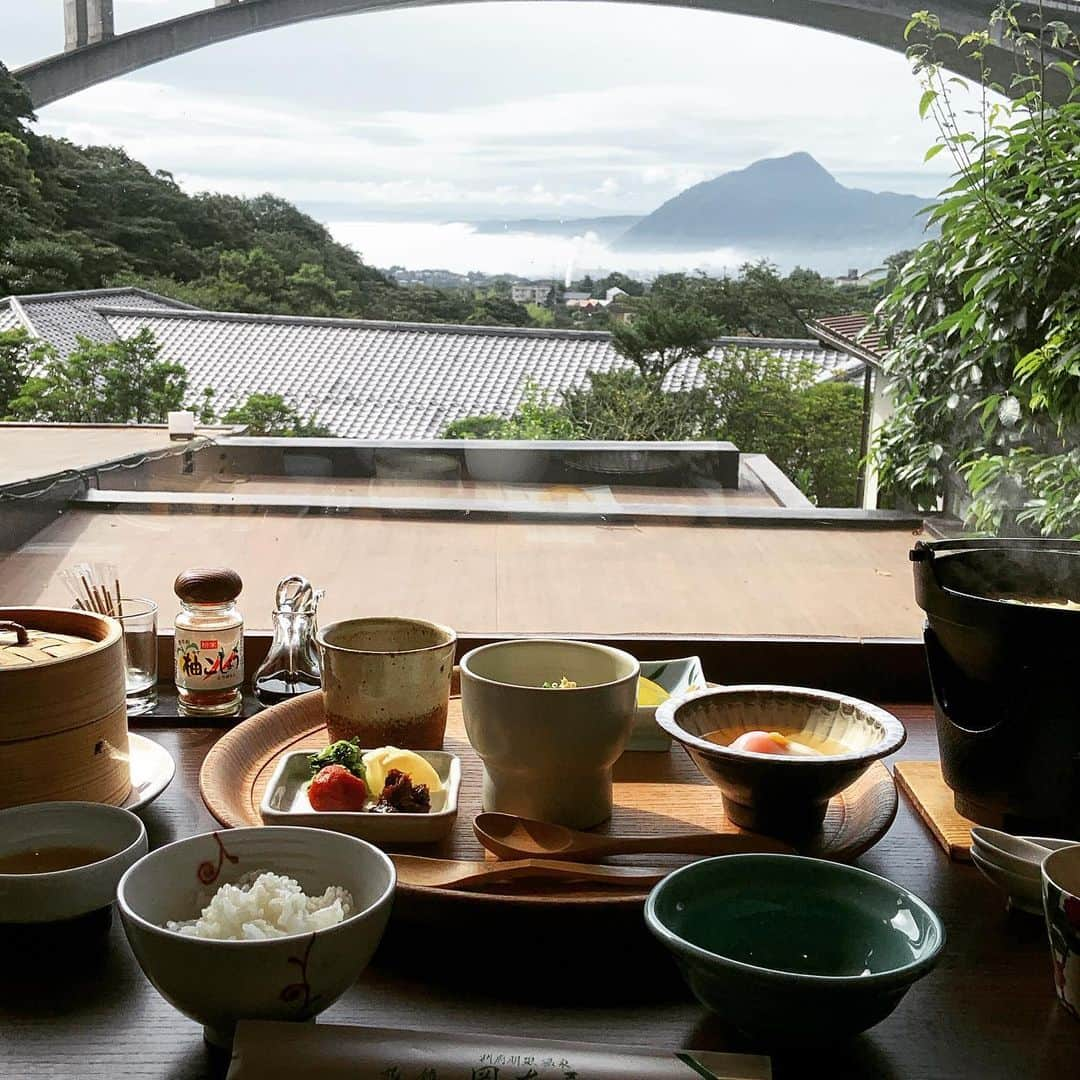 志摩有子さんのインスタグラム写真 - (志摩有子Instagram)「予報を覆して２日目も晴れ。霧が立ち込める別府湾を眺めながらの朝ごはん。 地獄蒸し、りゅうきゅう、だんご汁、焼き椎茸、自家製豆腐、地産地消の郷土色あふれる朝ごはんに朝からおかわりが止まらない。 デザートはやっぱり地獄蒸しプリン。これがまた絶品なのだ。  #朝ごはん #あさげ　#地産地消ごはん  #地獄蒸しプリン #大分備忘録 @okamotoya_1875」7月4日 9時32分 - ariko418