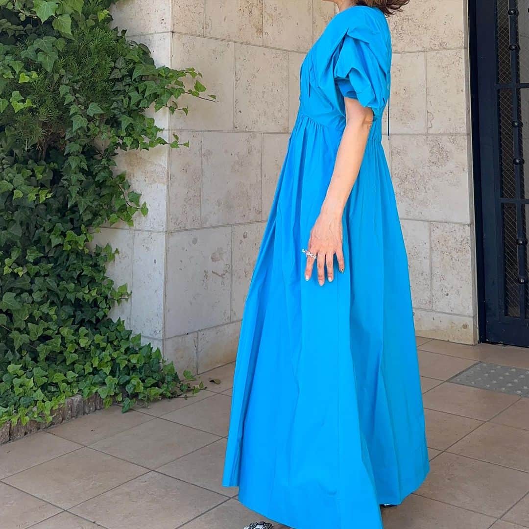 増山敬子さんのインスタグラム写真 - (増山敬子Instagram)「#summerdress  クローゼットの中で一番多いのがロングワンピース。 どれも気に入っているものしか買わないからクローゼットが大変なことになってますが😂  この真っ青なブルーは @elendeek   色に遊び心があったり、シルエットもワンピ以外も本当によくて #大人かわいいコーデ　が好きな方にはオススメ💙  #おちびコーデ #おちびの輪 の皆さんにもサイズ感が合うと思います😊  #40代ファッション  #ロングワンピース#エレンディーク #ジュエリー#マルルットゥ #レゴバック」7月4日 9時33分 - keikomasuyama