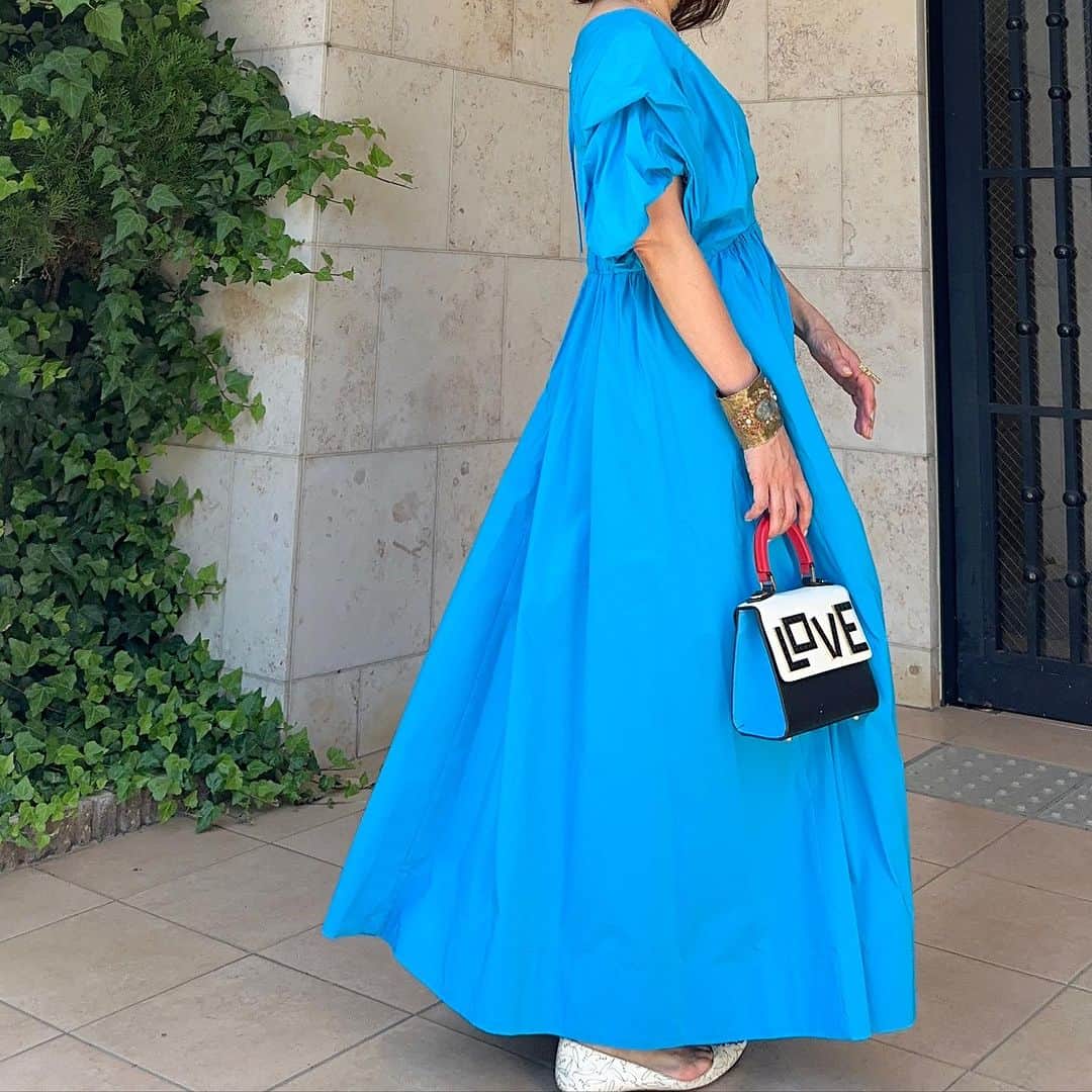 増山敬子さんのインスタグラム写真 - (増山敬子Instagram)「#summerdress  クローゼットの中で一番多いのがロングワンピース。 どれも気に入っているものしか買わないからクローゼットが大変なことになってますが😂  この真っ青なブルーは @elendeek   色に遊び心があったり、シルエットもワンピ以外も本当によくて #大人かわいいコーデ　が好きな方にはオススメ💙  #おちびコーデ #おちびの輪 の皆さんにもサイズ感が合うと思います😊  #40代ファッション  #ロングワンピース#エレンディーク #ジュエリー#マルルットゥ #レゴバック」7月4日 9時33分 - keikomasuyama
