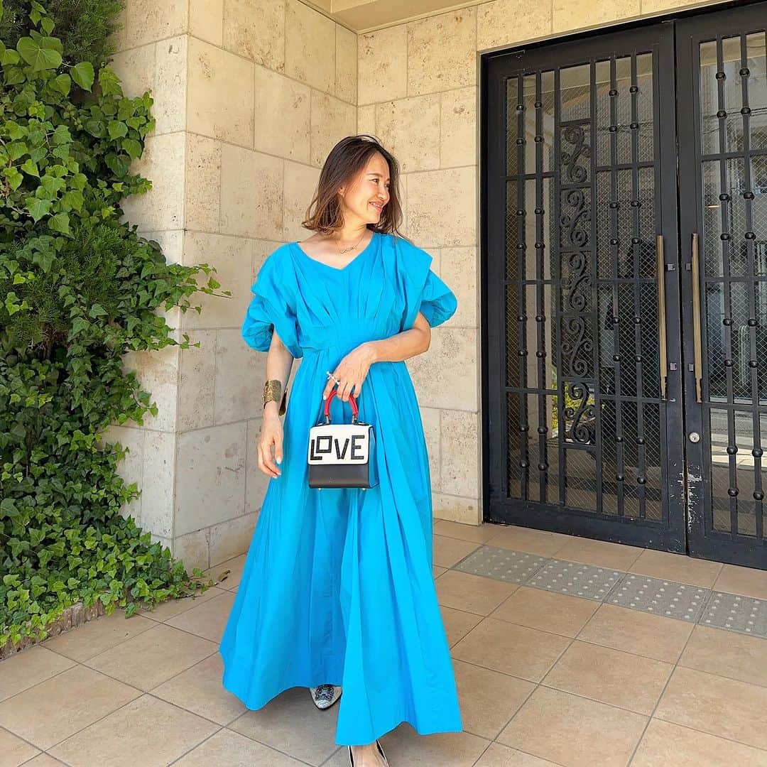 増山敬子のインスタグラム：「#summerdress  クローゼットの中で一番多いのがロングワンピース。 どれも気に入っているものしか買わないからクローゼットが大変なことになってますが😂  この真っ青なブルーは @elendeek   色に遊び心があったり、シルエットもワンピ以外も本当によくて #大人かわいいコーデ　が好きな方にはオススメ💙  #おちびコーデ #おちびの輪 の皆さんにもサイズ感が合うと思います😊  #40代ファッション  #ロングワンピース#エレンディーク #ジュエリー#マルルットゥ #レゴバック」