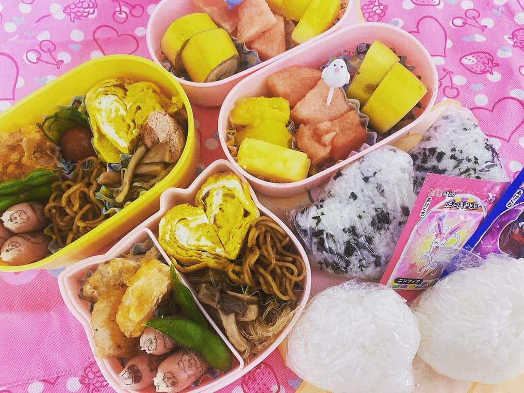 熊田曜子さんのインスタグラム写真 - (熊田曜子Instagram)「Lunch Box 🍱 暑くなってきたから そろそろ冷凍したゼリーを入れようかな😋  #お弁当　#弁当　#三姉妹　#mama #子育て　#玉子焼き　#すみっこぐらし　#ウィンナー　#焼きそば　#枝豆　#エビマヨ　#エリンギの春雨にも　#おにぎり　#わかめおにぎり　#スイカ　#パイナップル　#バナナ」7月4日 9時55分 - kumadayoko