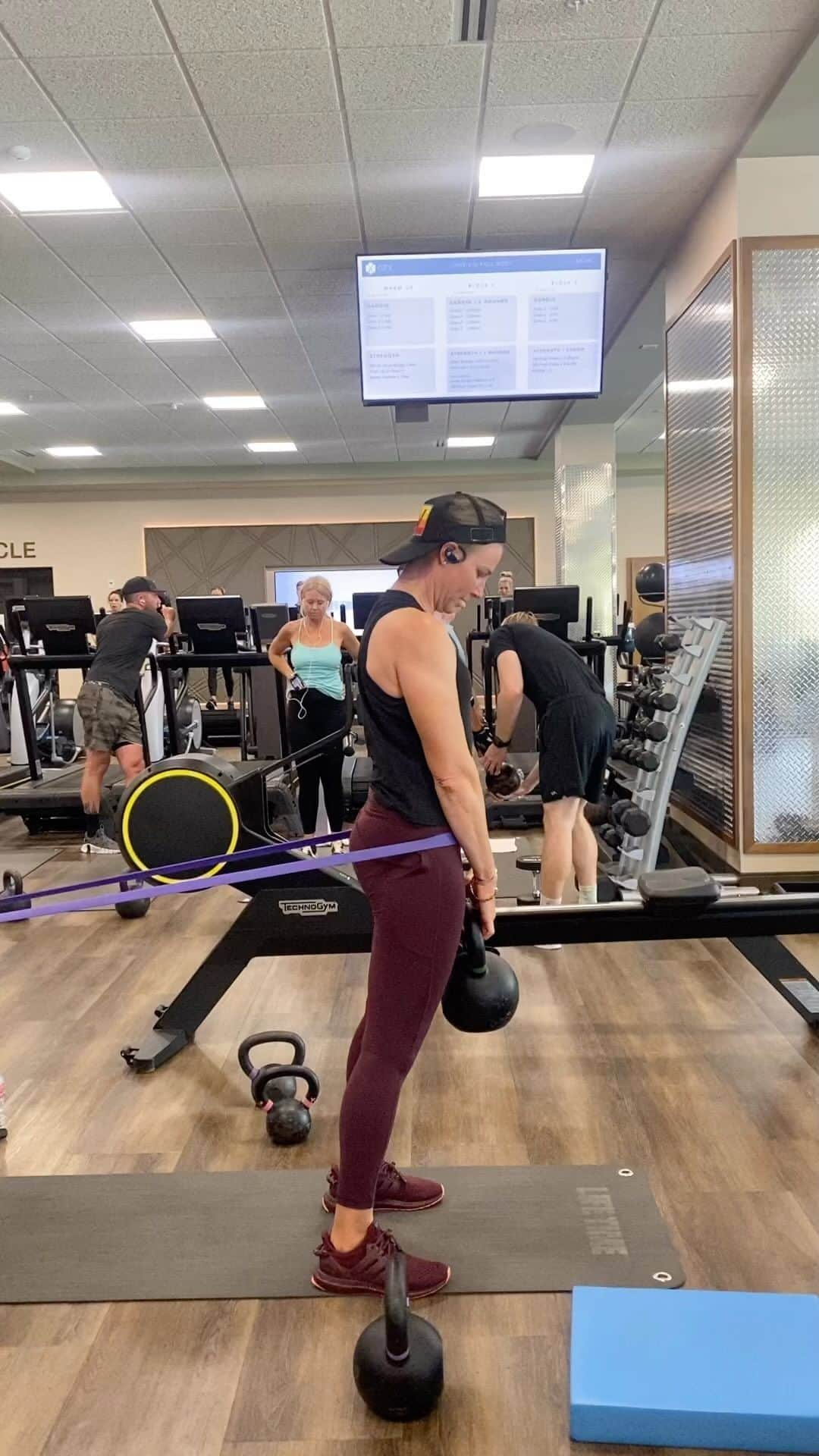 ライアン・オウトゥールのインスタグラム：「Couple exercises from Sunday’s lower body workout before flying out to US Open. Love the second exercise for not only strength but range of motion work and stability 💪🏼」