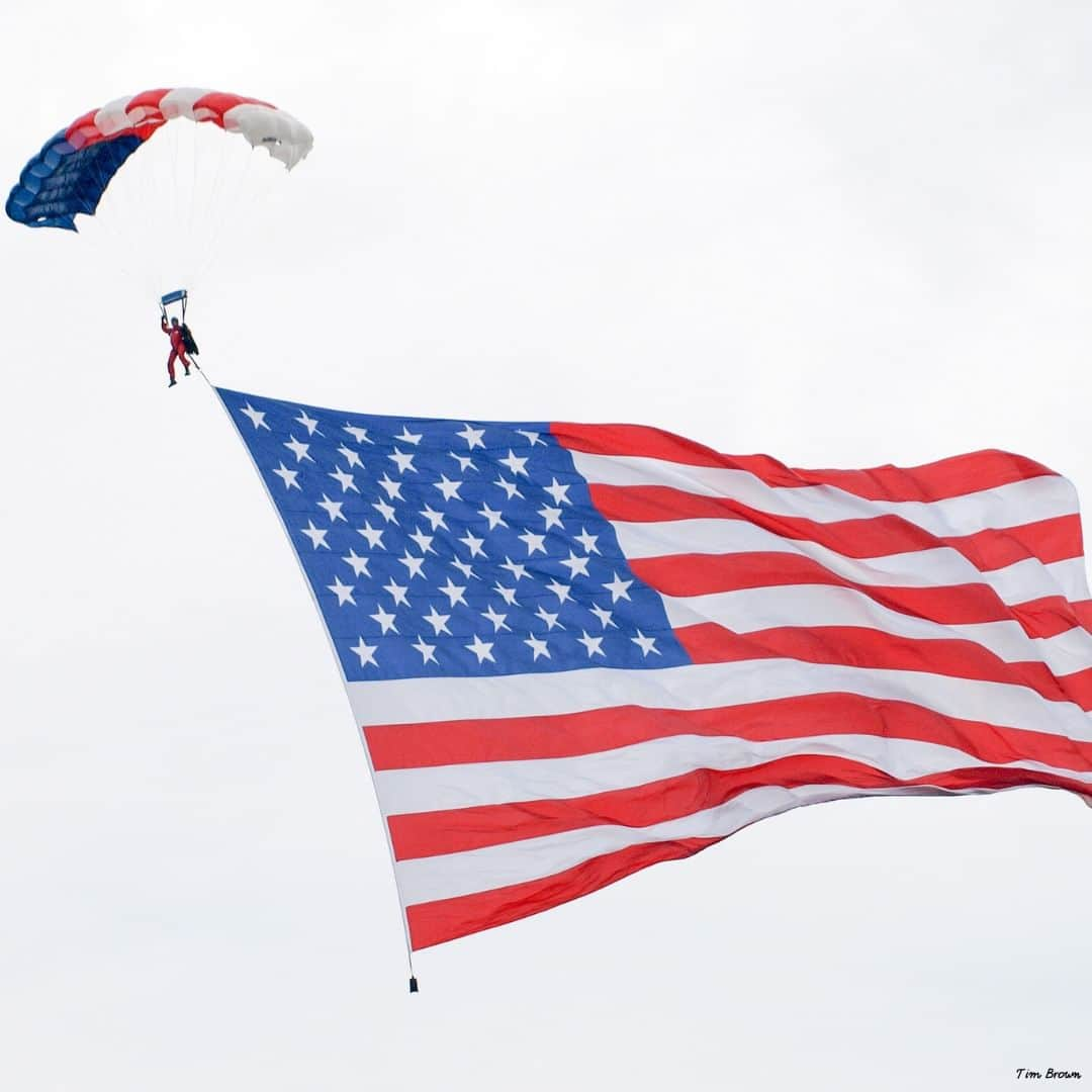 アメリカ大使館さんのインスタグラム写真 - (アメリカ大使館Instagram)「アメリカでは7月4日は「独立記念日」です。  独立記念日を祝うピクニックや野外パーティーでは、たくさんの星条旗がはためきます。  この写真は、メリーランド州キャンプ・スプリングス近くのアンドリュース統合基地で行われた「航空ショー」で撮影された一枚です。米陸軍のパラシュートチーム『ゴールデンナイツ』（U.S. Army Golden Knights Parachute Team）の隊員が巨大な星条旗を掲げて降下しています。  #July4th #IndependenceDay #独立記念日 #fourthofjuly」7月4日 10時00分 - usembassytokyo